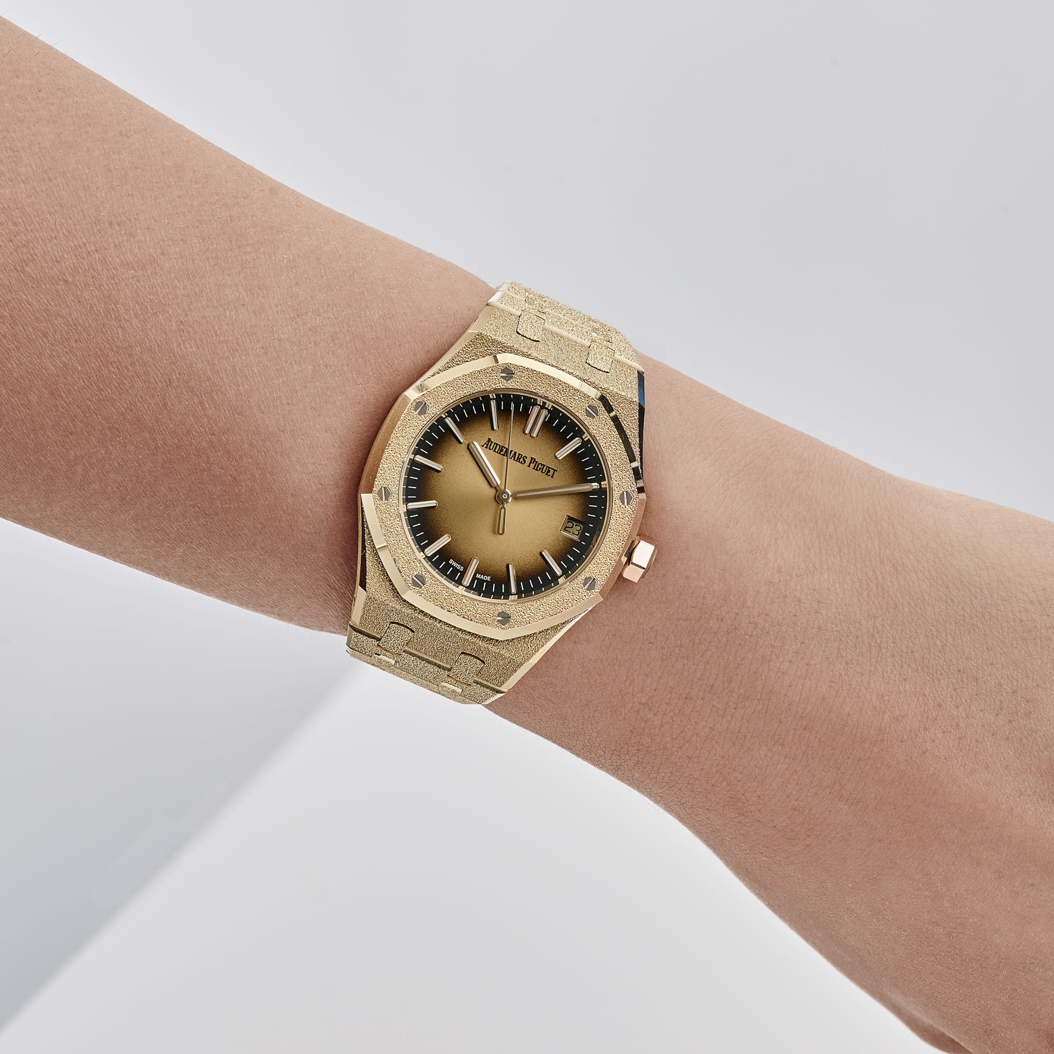 Audemars Piguet Royal Oak 15550BA.GG.1356BA.01 Frosted Yellow Gold Smoked Yellow Dial