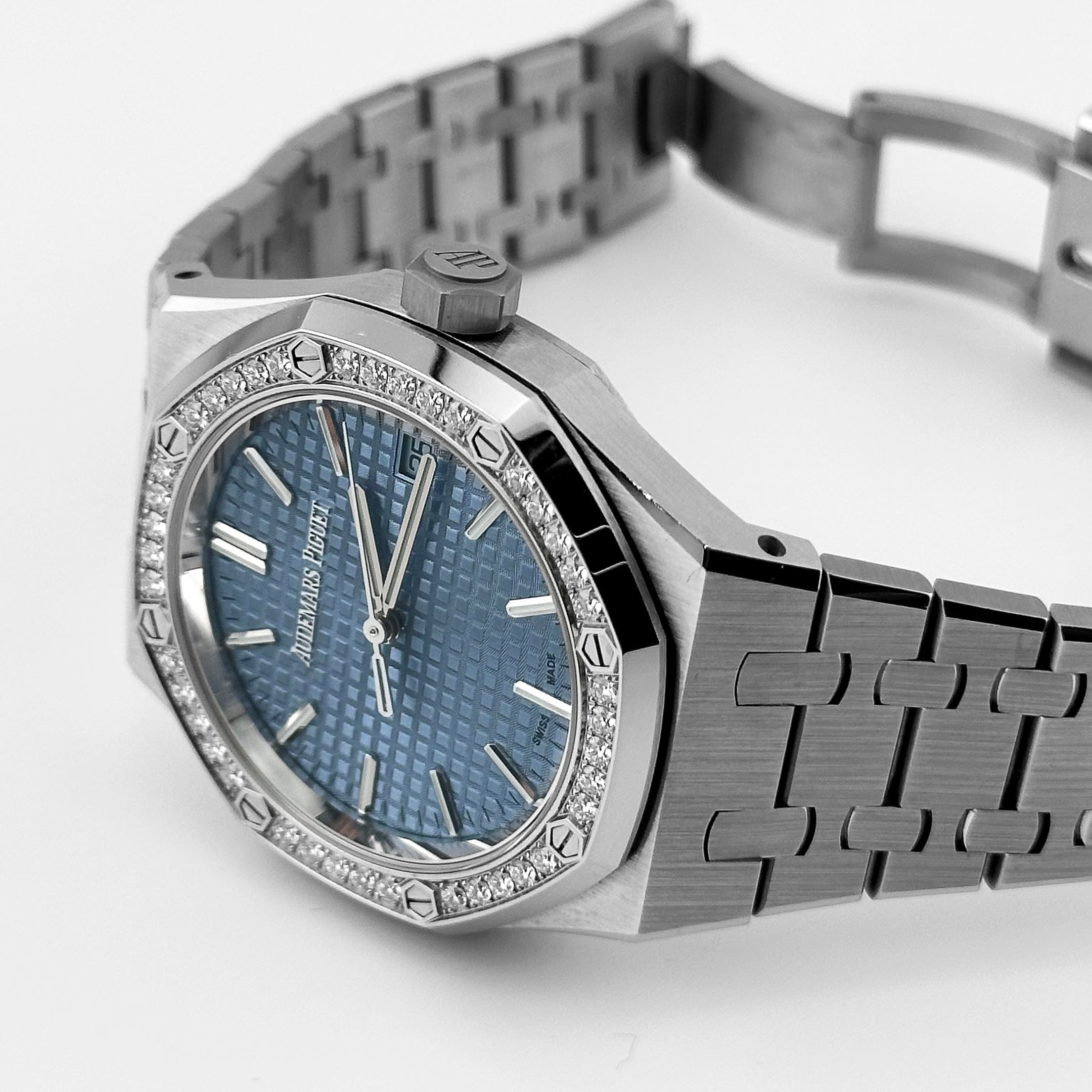 Audemars Piguet Royal Oak 15551ST.ZZ.1356ST.05 Selfwinding Stainless Steel Blue Dial Diamond Bezel (2024)