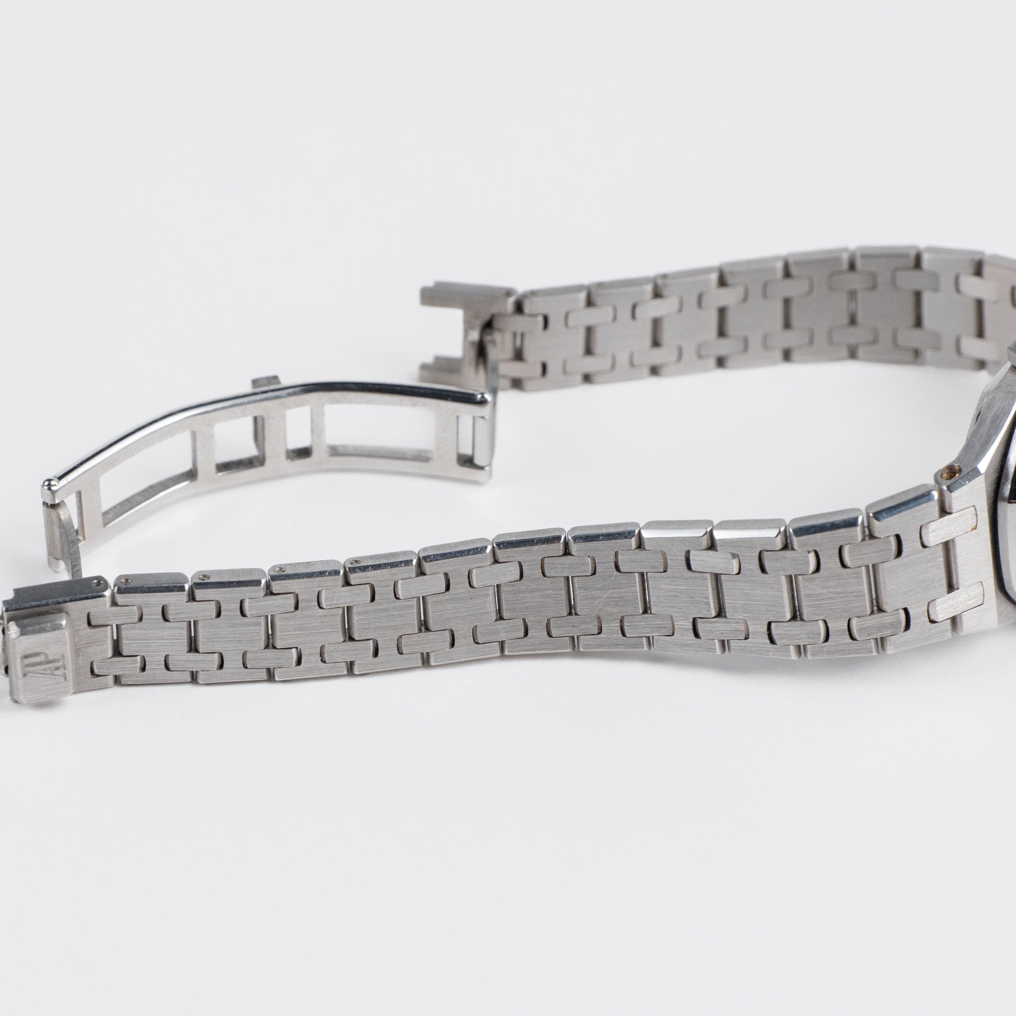 Audemars Piguet Royal Oak 67076BC.Z.1100BC.01 'Ladies' White Gold Diamond Emerald Dial Diamond Bezel Quartz