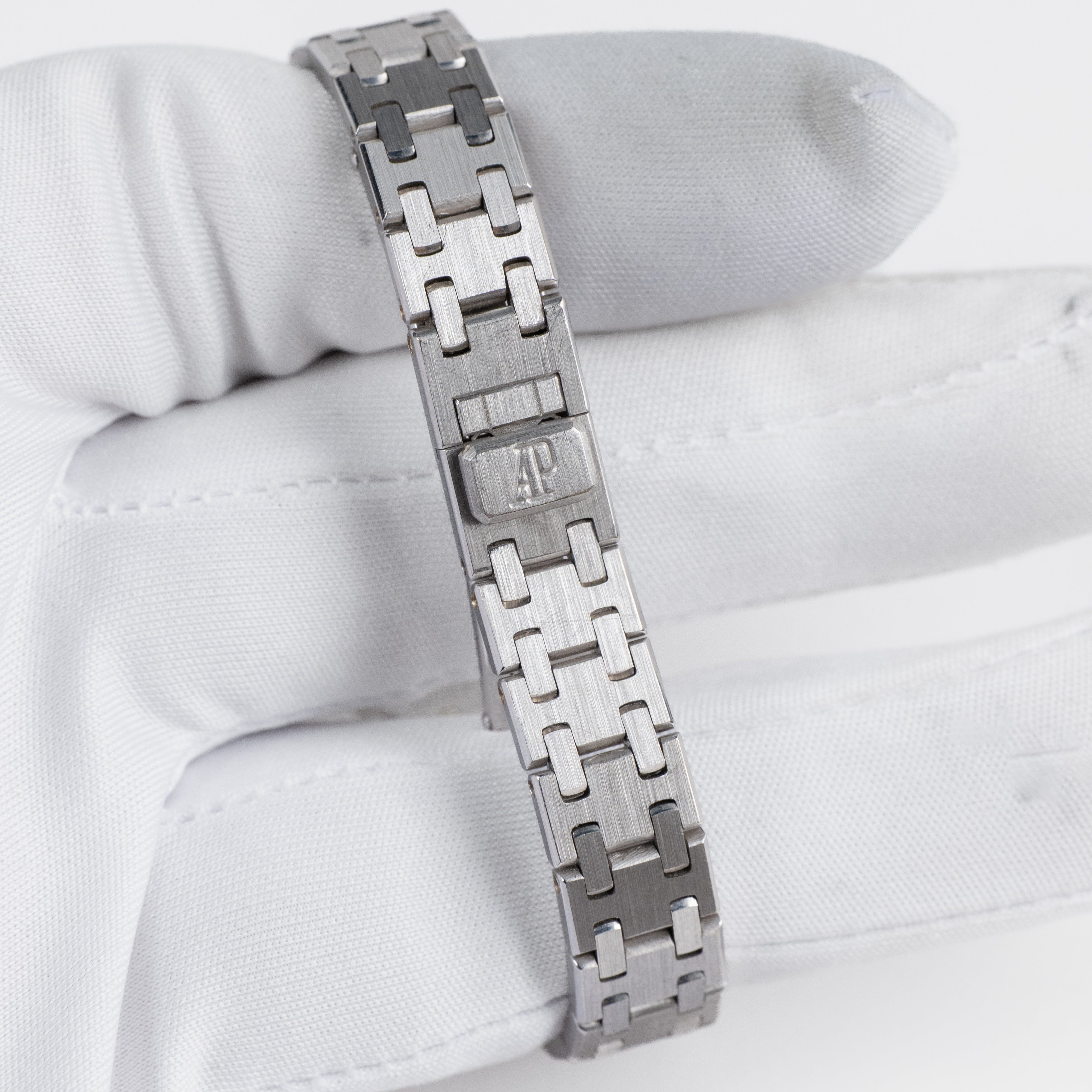 Audemars Piguet Royal Oak 67076BC.Z.1100BC.01 'Ladies' White Gold Diamond Emerald Dial Diamond Bezel Quartz