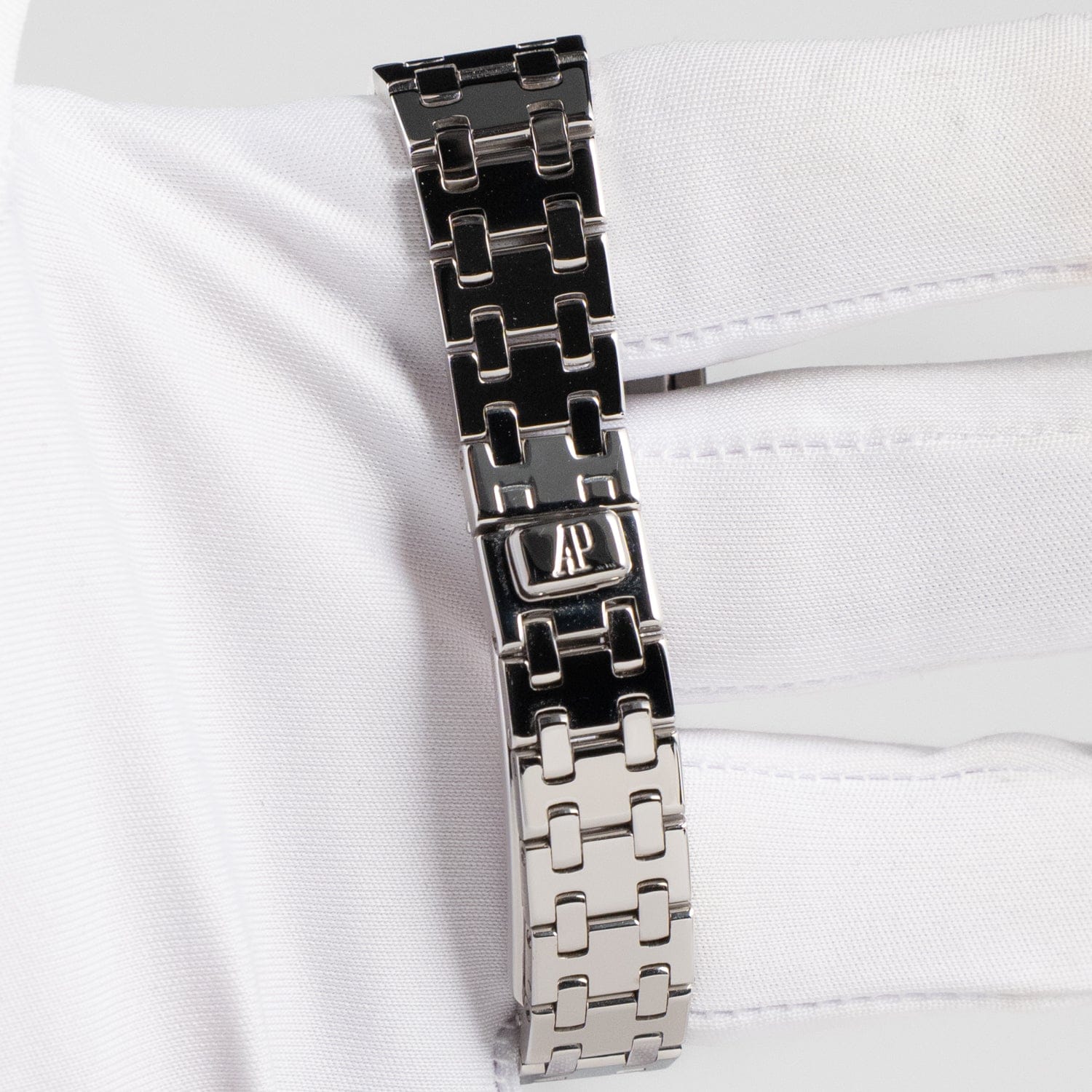 Audemars Piguet Royal Oak Vintage 67371BC/093 'Ladies' White Gold Blue Mother of Pearl Diamond Dial Diamond Bezel Quartz