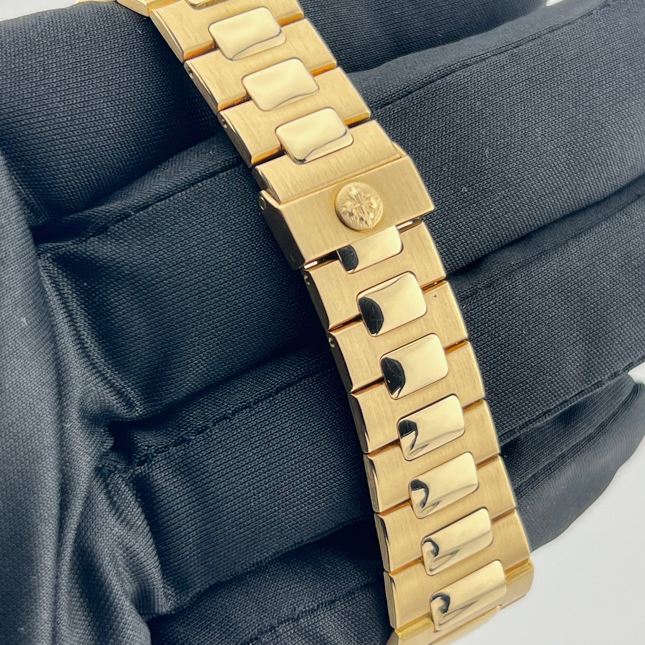 Patek Philippe Nautilus 3700/11 Vintage Yellow Gold Black Ribbed Dial (1983)