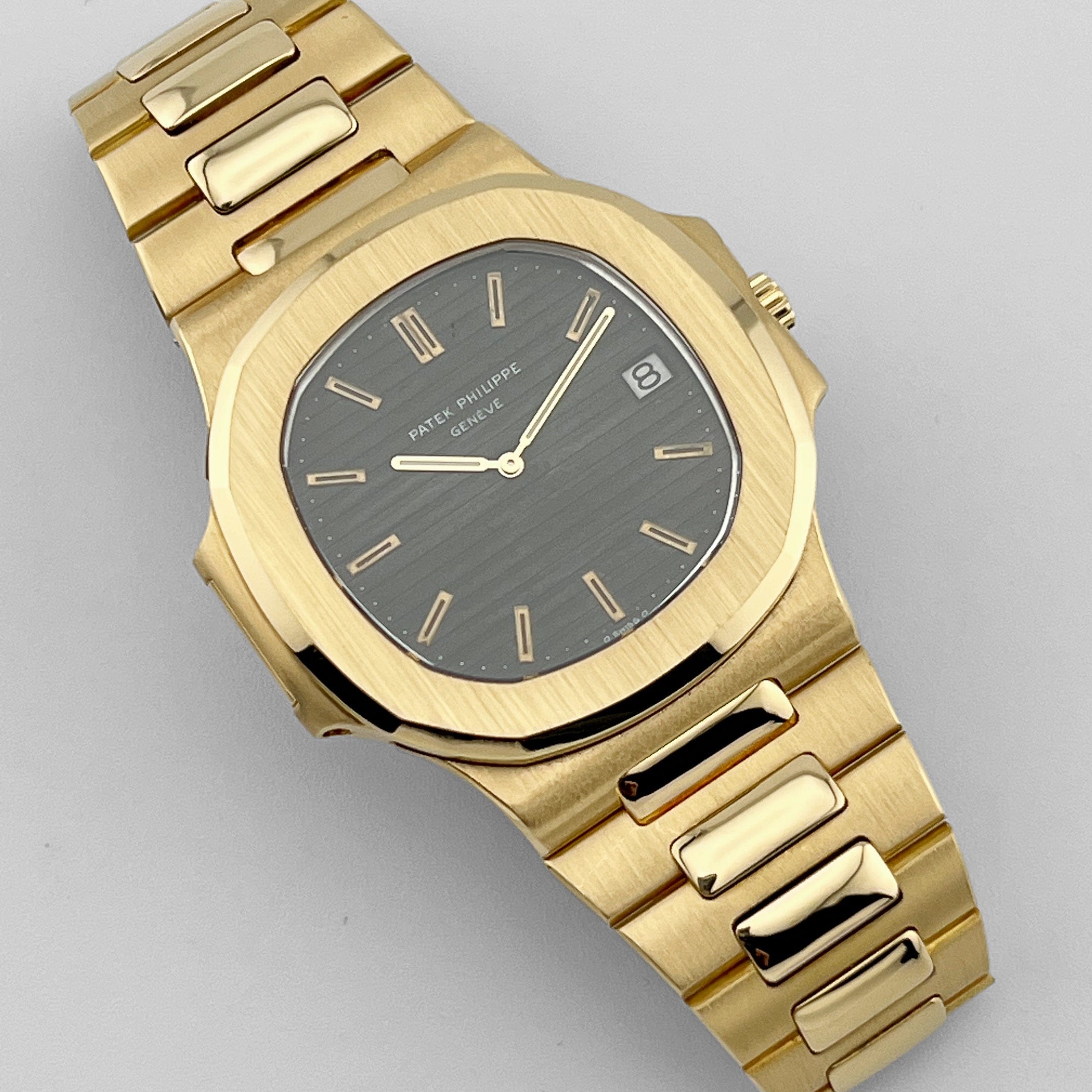 Patek Philippe Nautilus 3700/11 Vintage Yellow Gold Black Ribbed Dial (1983)
