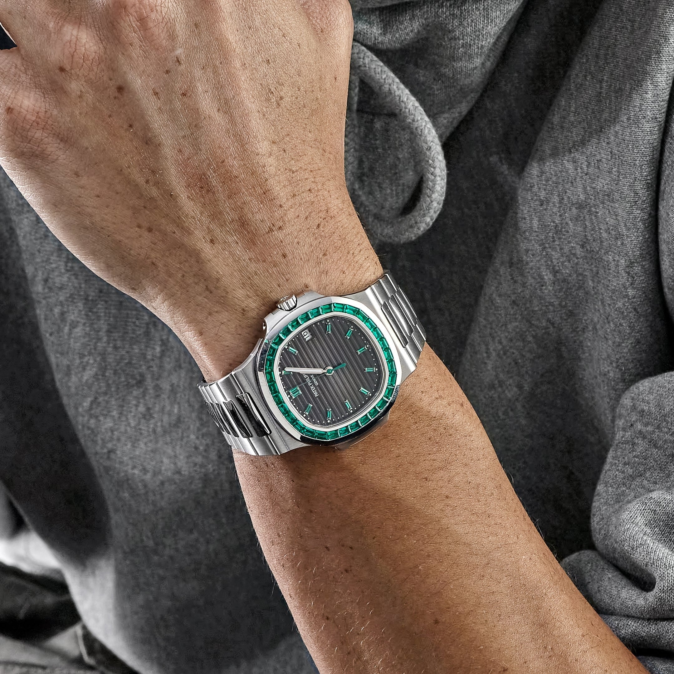 Patek Philippe Nautilus 5711/113P-001 Date Platinum Emeralds Black Dial