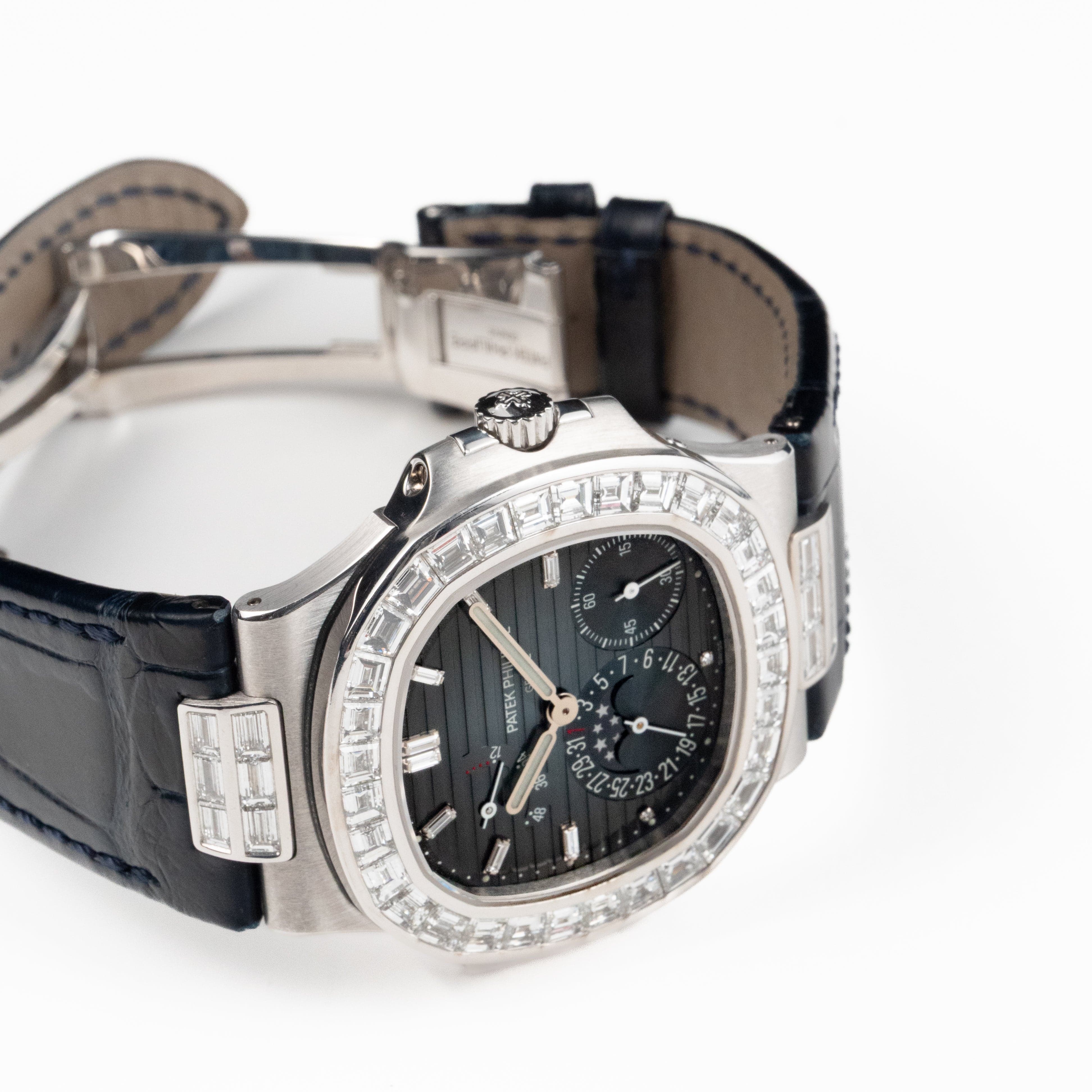 Patek Philippe Nautilus 5724G-001 White Gold Blue Diamond Dial Diamond Bezel (2017)