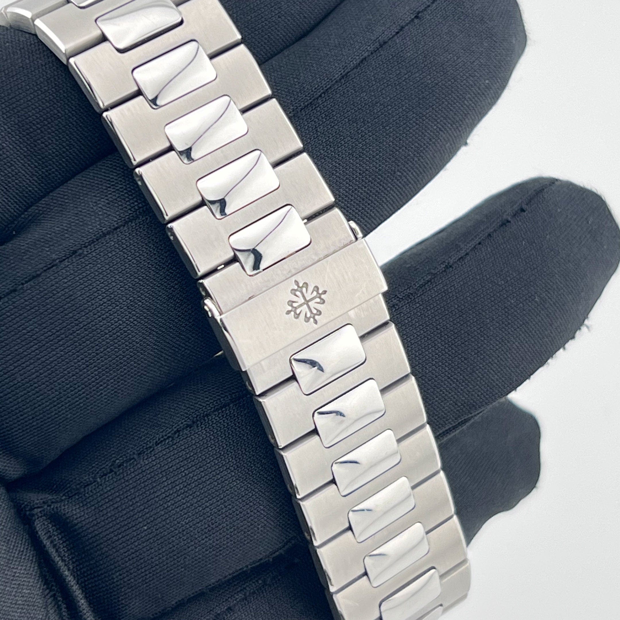 Patek Philippe Nautilus 5990/1A-001 Travel Time Chronograph (2018)