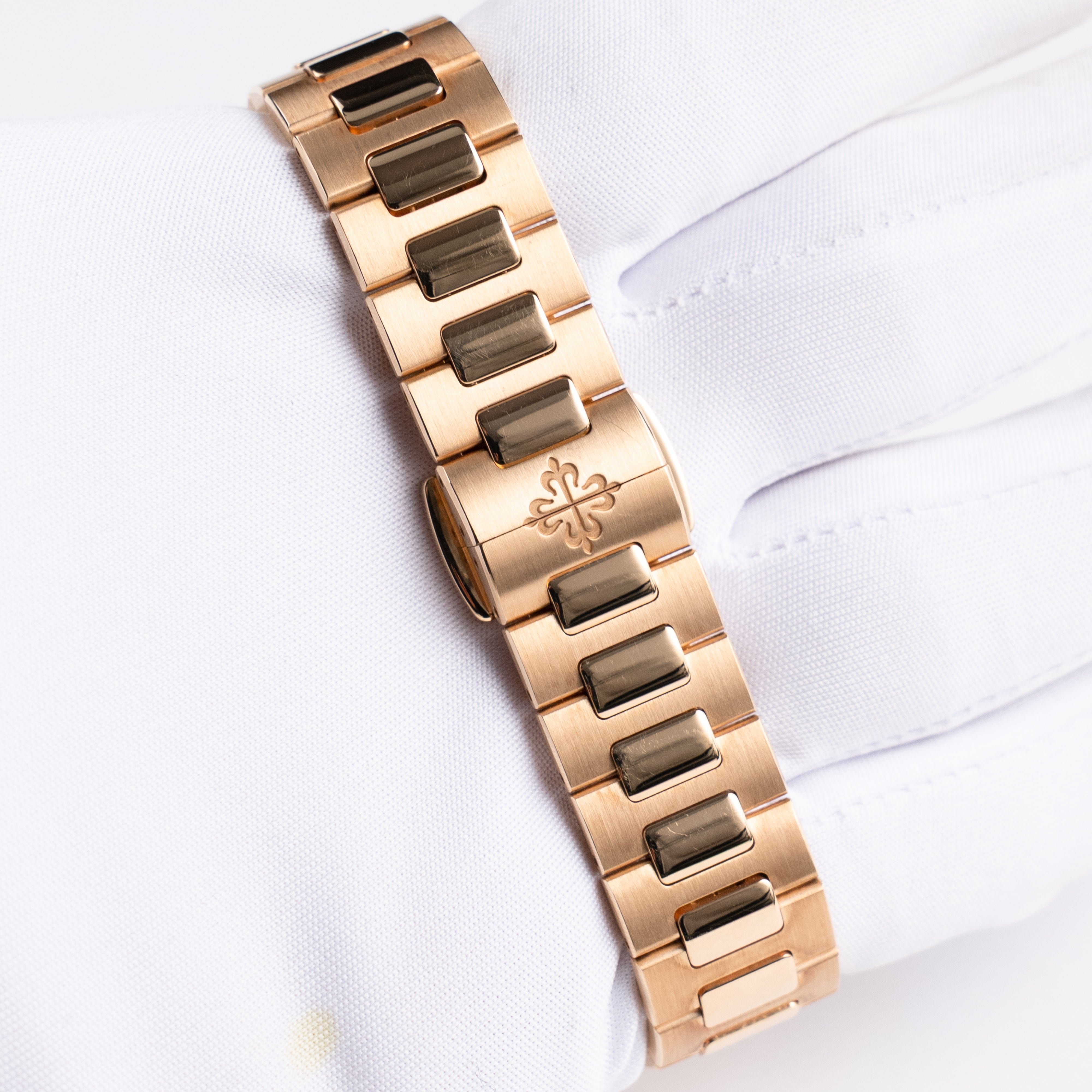 Patek Philippe Nautilus 7010/1R-011 'Ladies' Rose Gold Silver Dial Diamond Bezel Quartz (2019)