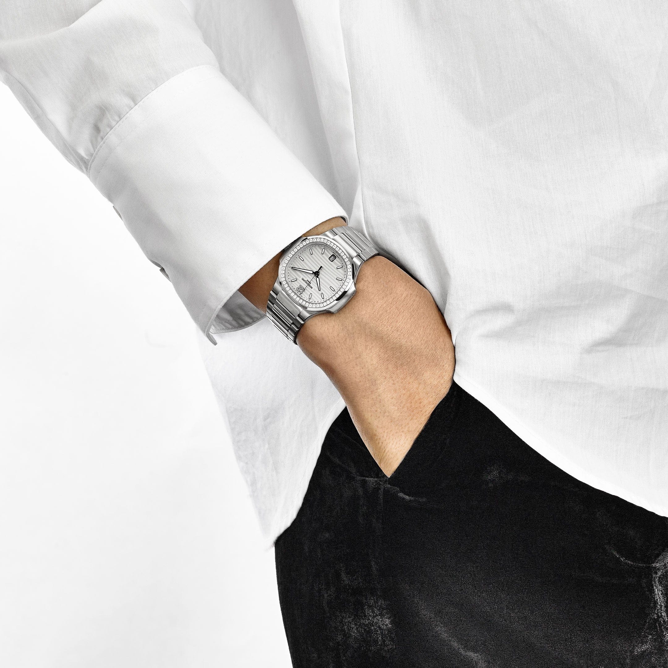 Patek Philippe Nautilus 7118/1200A-010 'Ladies' Stainless Steel Silver Dial Diamond Bezel (2022)