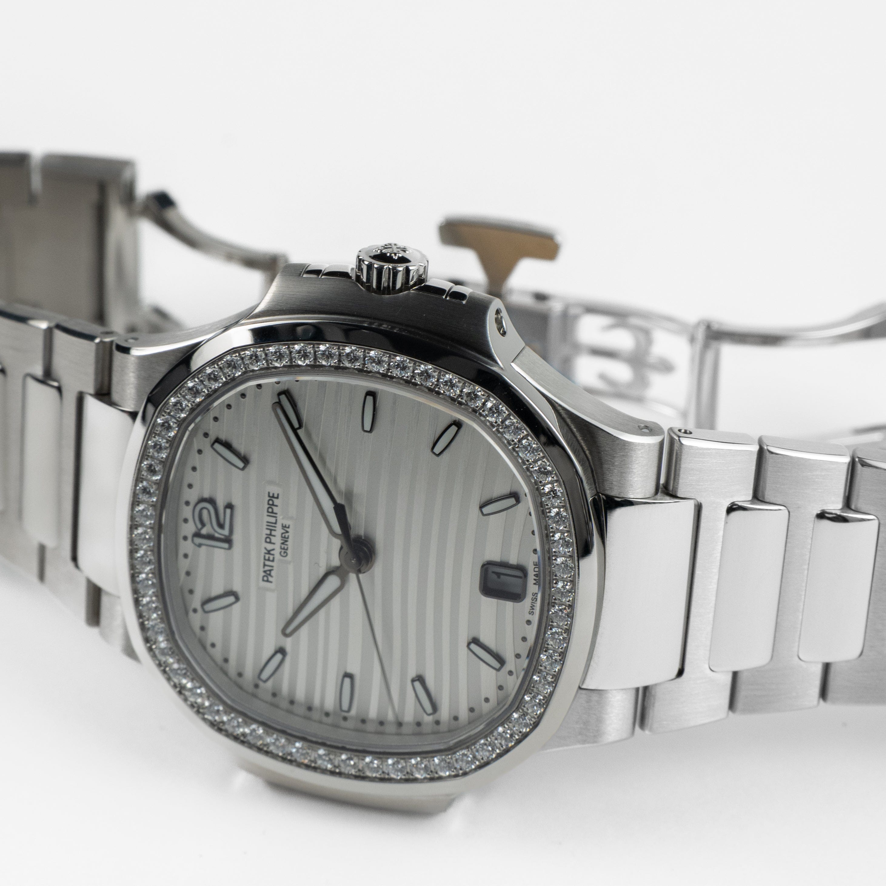 Patek Philippe Nautilus 7118/1200A-010 'Ladies' Stainless Steel Silver Dial Diamond Bezel (2024)