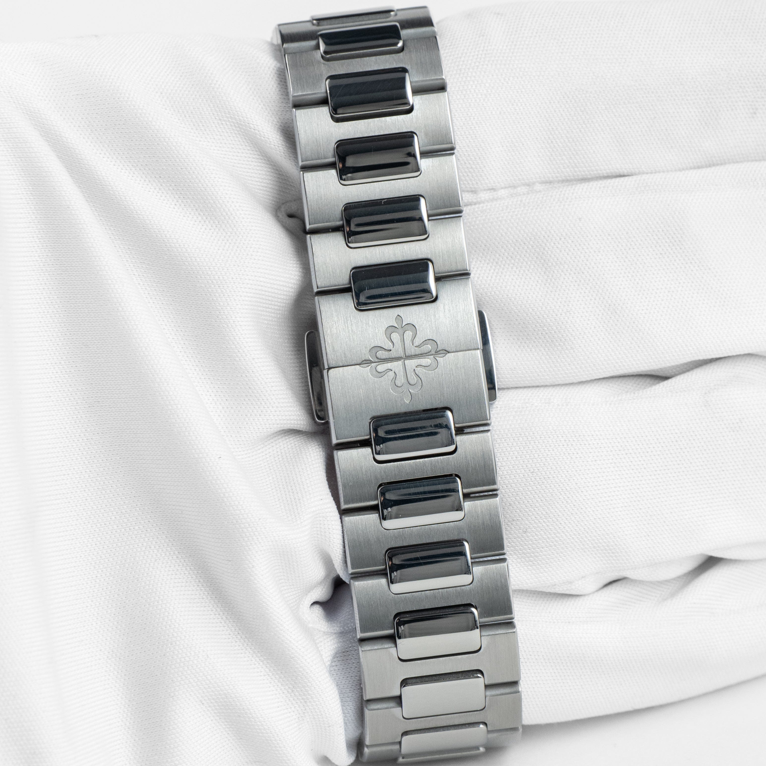 Patek Philippe Nautilus 7118/1200A-010 'Ladies' Stainless Steel Silver Dial Diamond Bezel (2024)