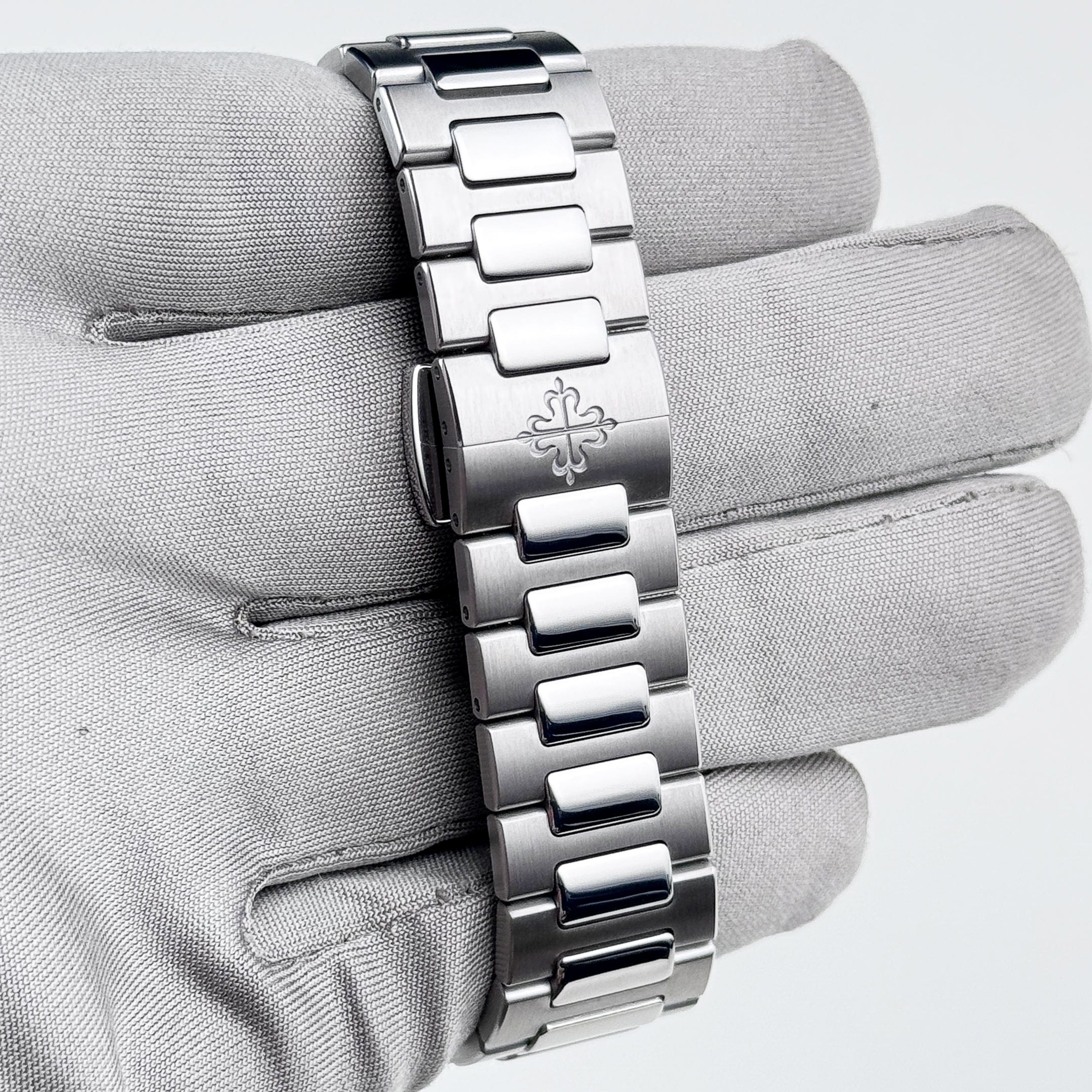 Patek Philippe Nautilus 7118/1A-010 Stainless Steel Silvery Opaline Dial (2022)