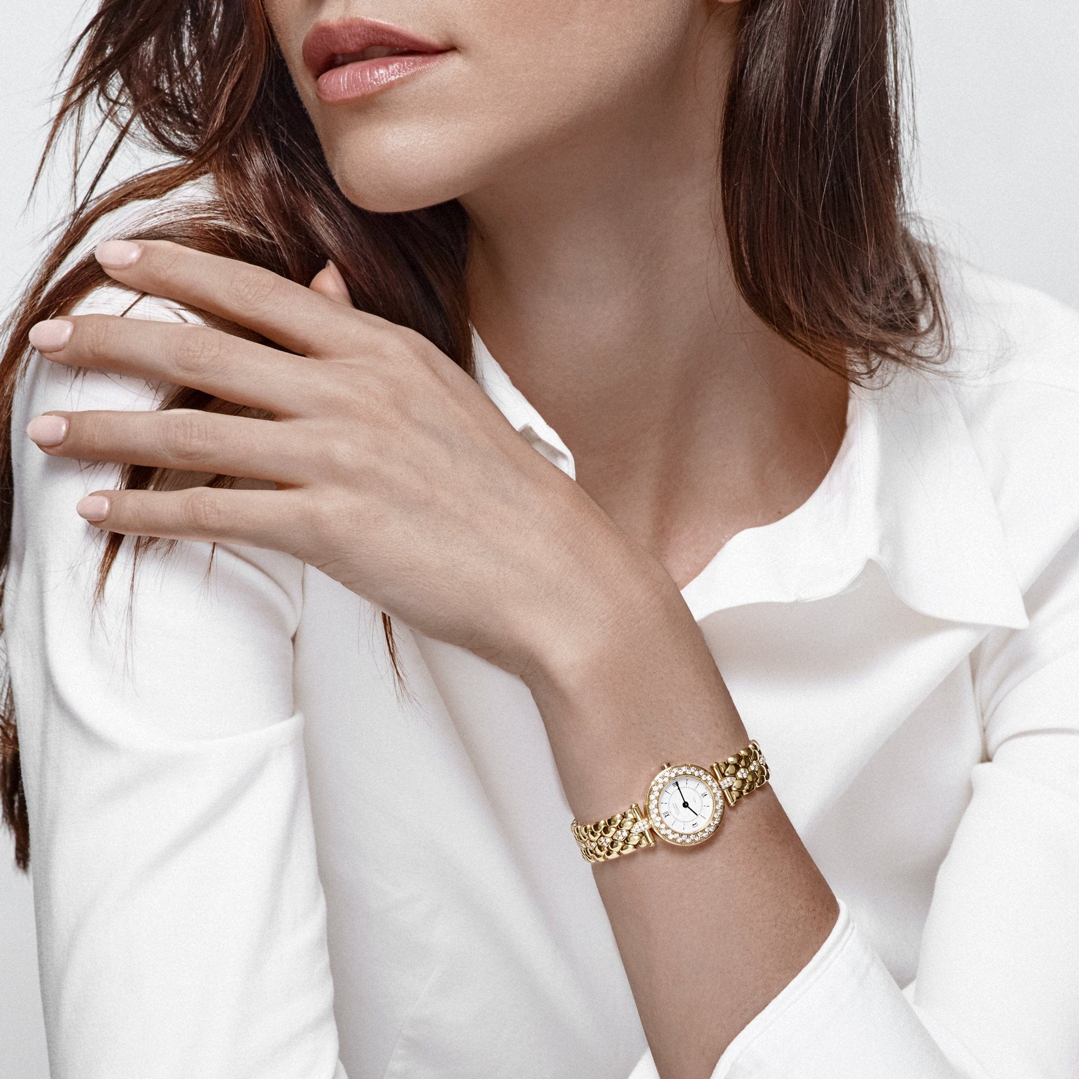 Van Cleef & Arpels Classique 13607B2 Yellow Gold White Dial Diamonds Quartz