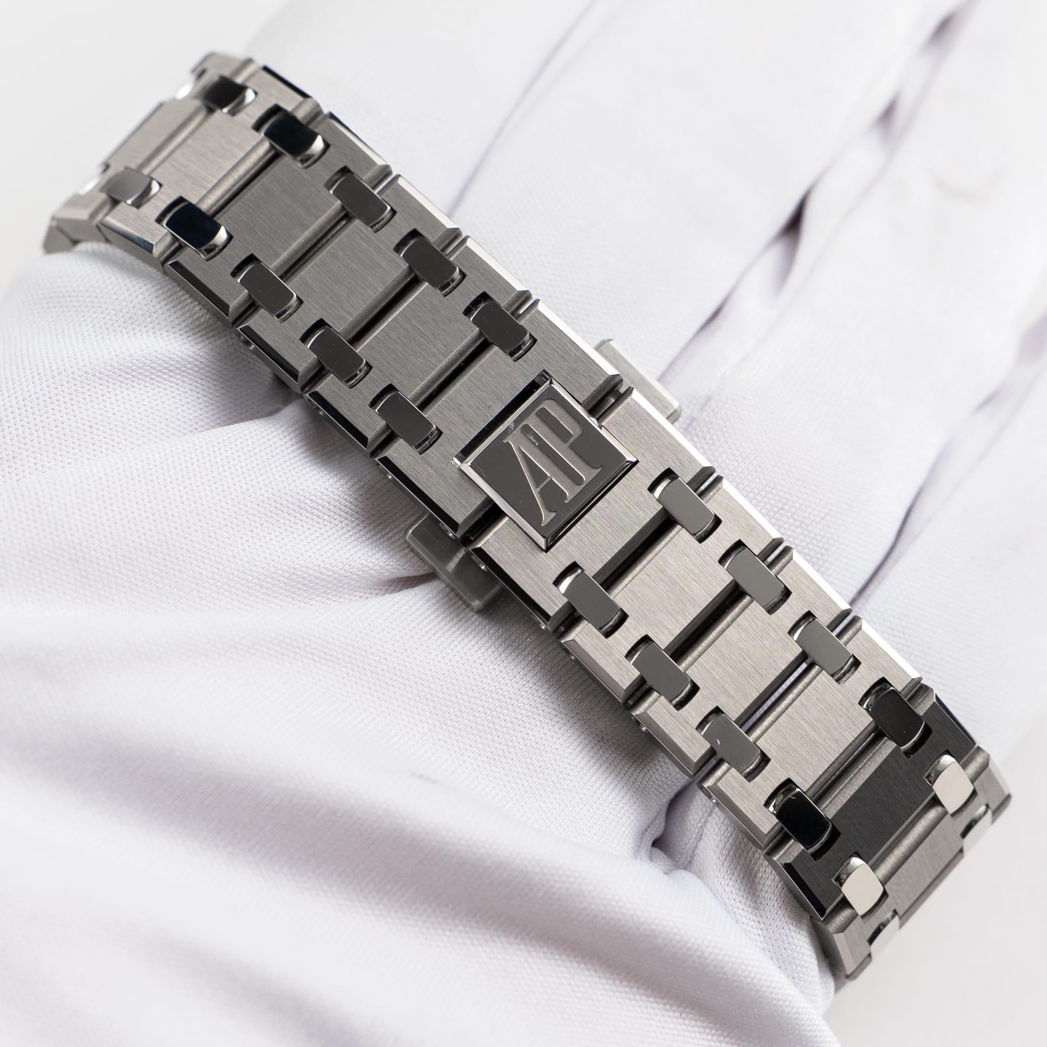 Audemars Piguet Royal Oak 15202IP.OO.1240IP.01 'Jumbo' Extra-Thin Titanium Blue Dial Limited Edition of 250