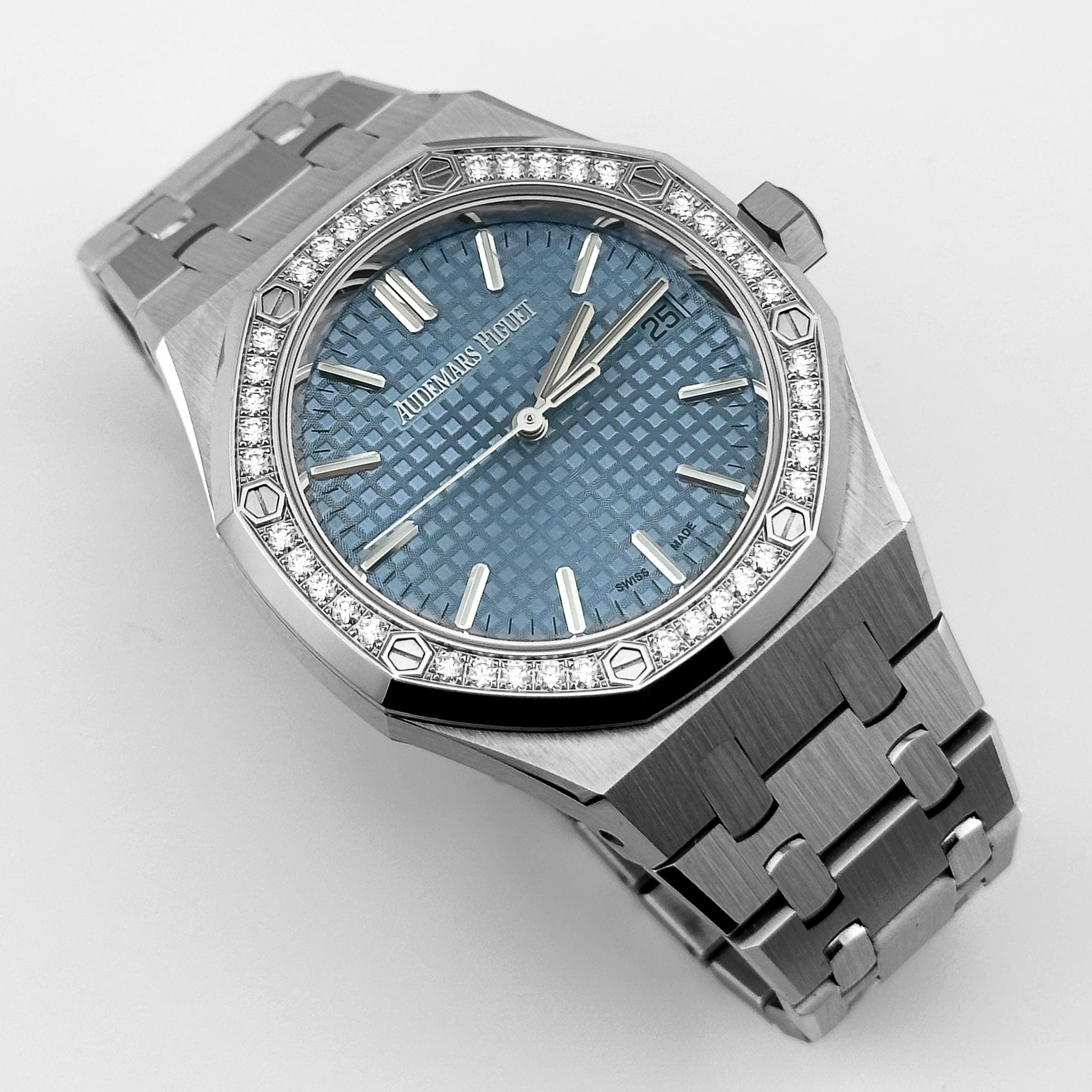 Audemars Piguet Royal Oak 15551ST.ZZ.1356ST.05 Selfwinding Stainless Steel Blue Dial Diamond Bezel (2024)