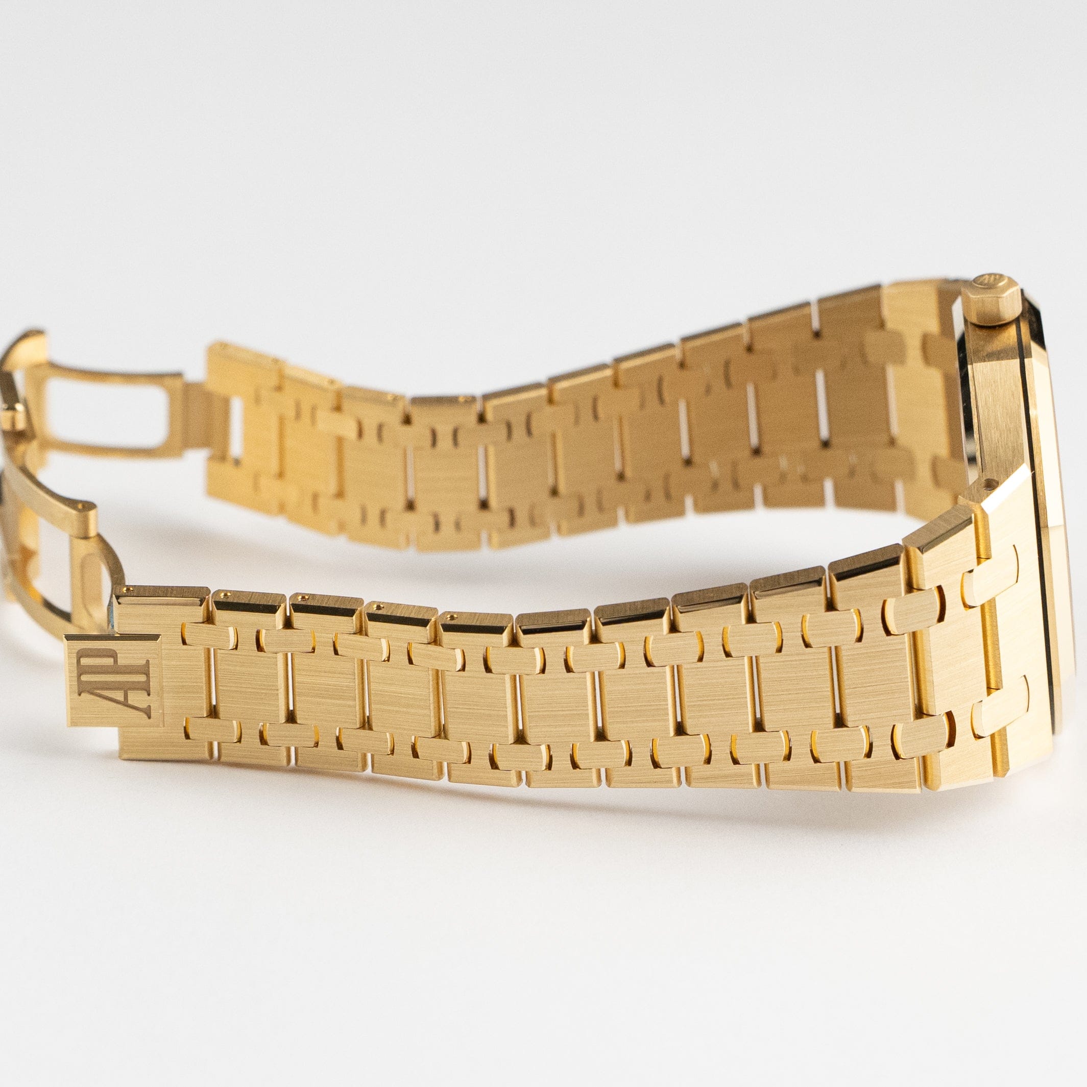 Audemars Piguet Royal Oak 16202BA.OO.1240BA.02 'Jumbo' Extra-Thin Yellow Gold (2025)