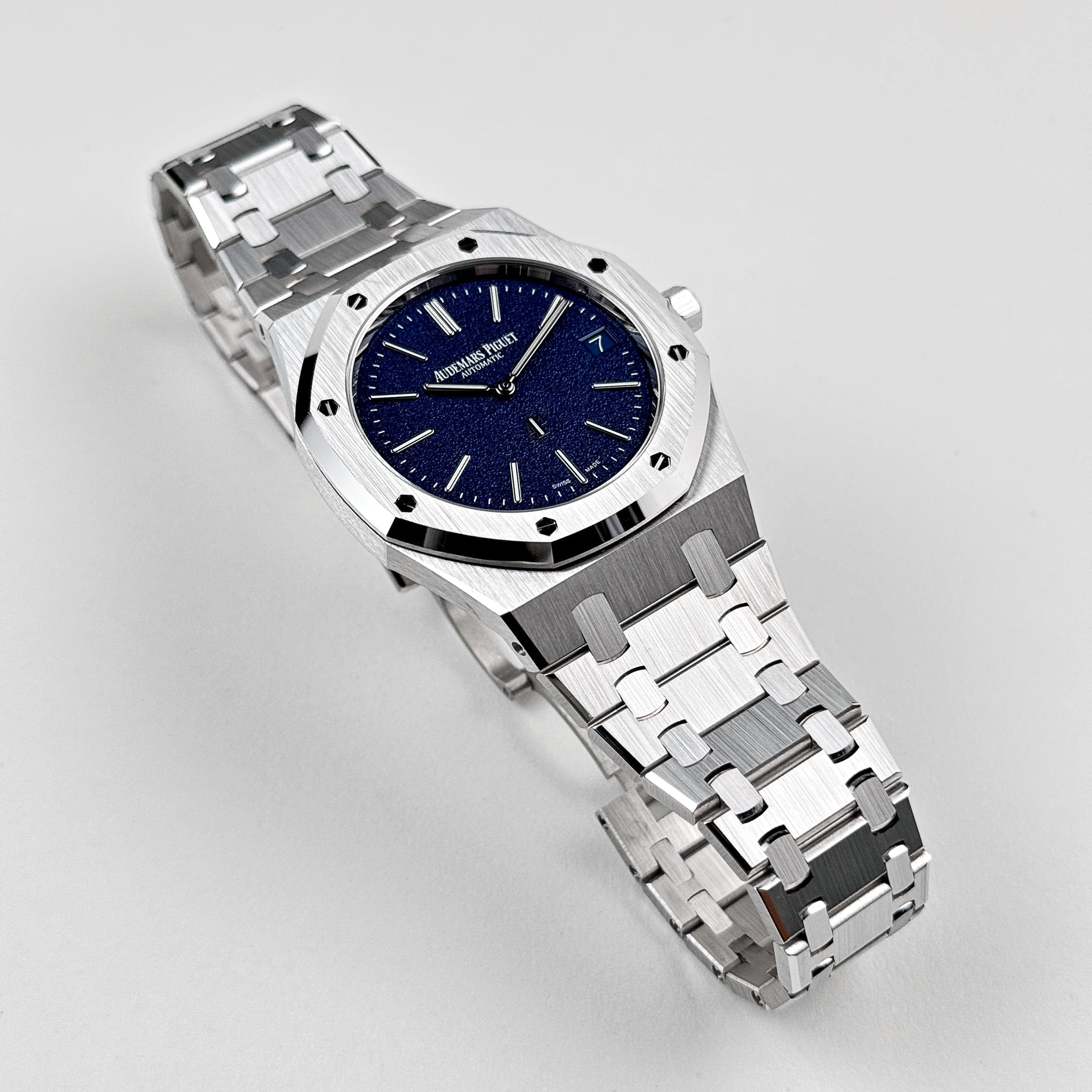 Audemars Piguet Royal Oak 16202BC.OO.1240BC.02 'Jumbo' Extra-Thin White Gold Grainy Blue Dial (2024)