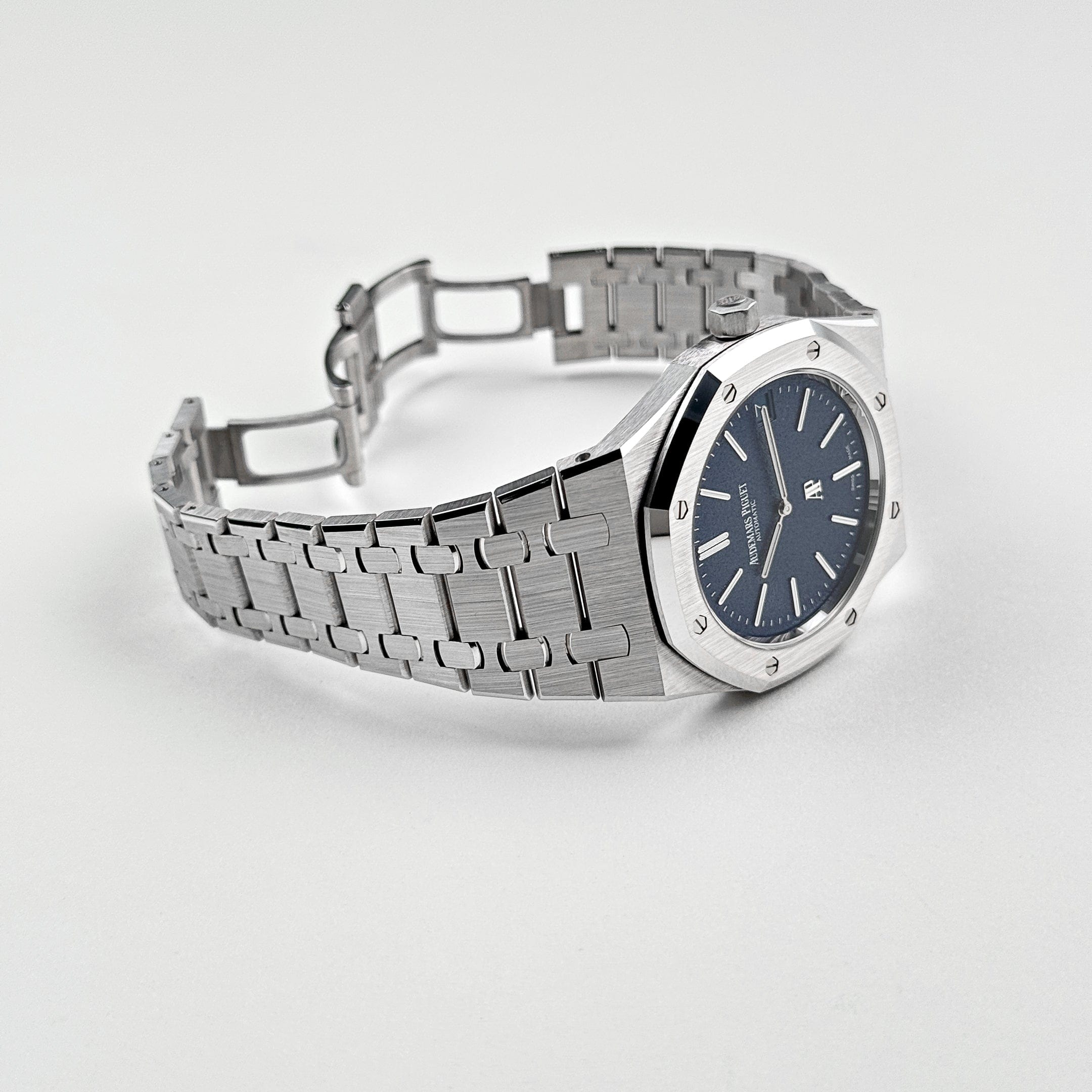 Audemars Piguet Royal Oak 16202BC.OO.1240BC.02 'Jumbo' Extra-Thin White Gold Grainy Blue Dial (2024)