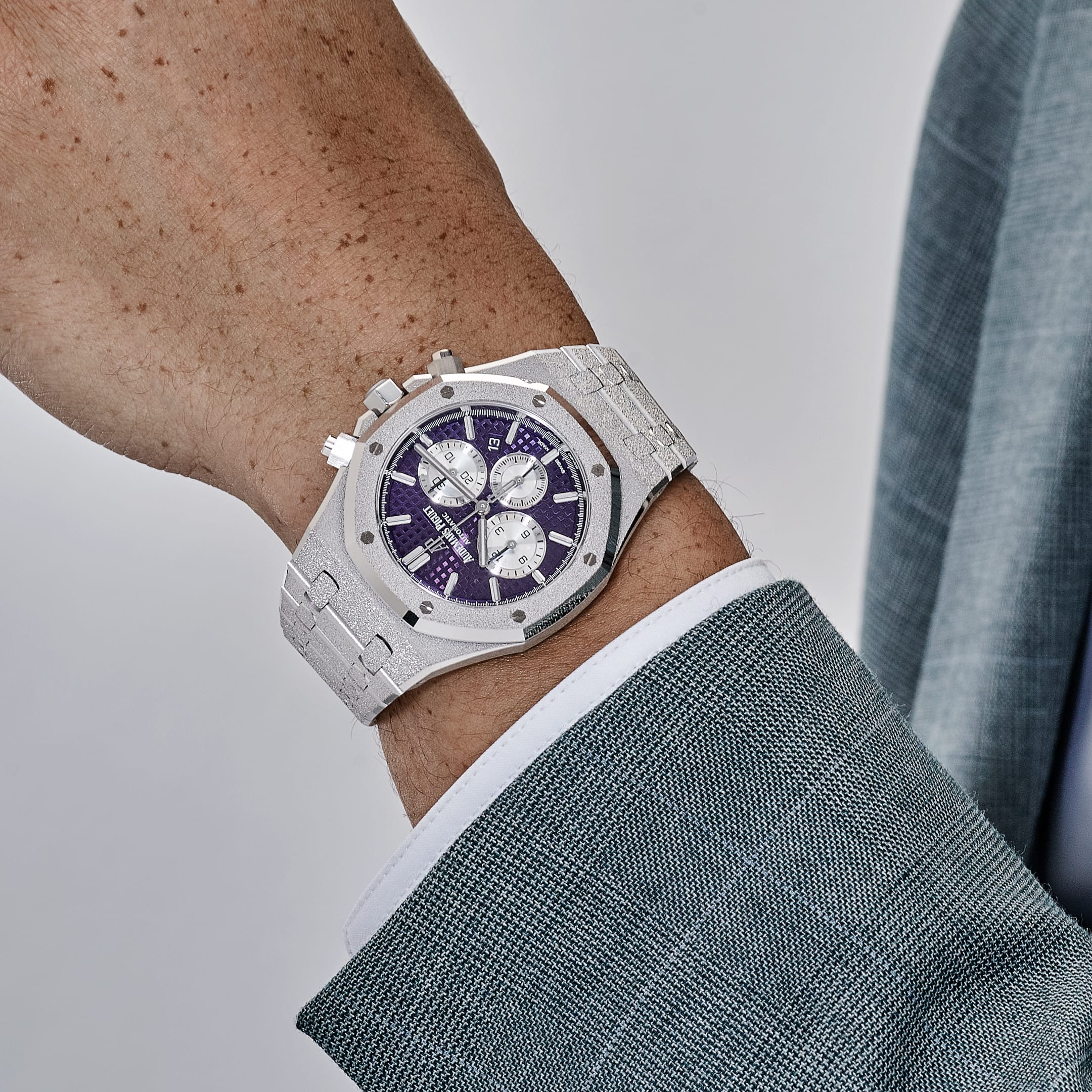 Audemars Piguet Royal Oak 26331BC.GG.1224BC.01 Chronograph Frosted White Gold Purple Dial