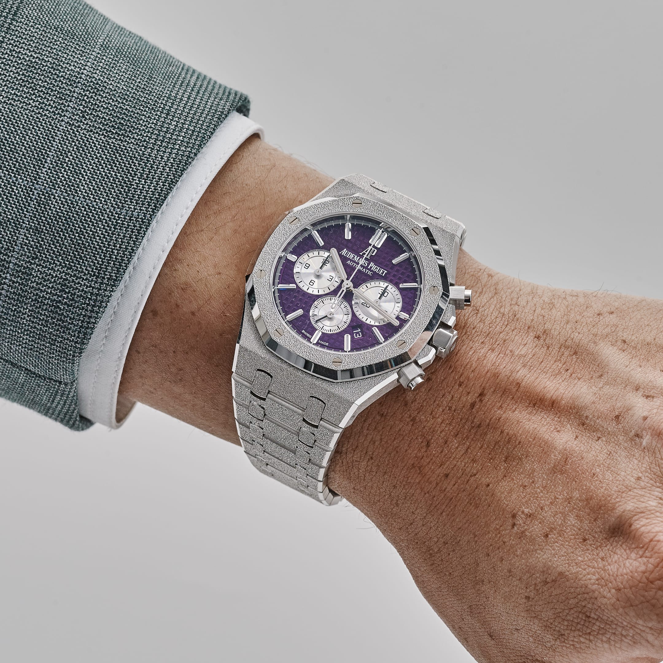 Audemars Piguet Royal Oak 26331BC.GG.1224BC.01 Chronograph Frosted White Gold Purple Dial