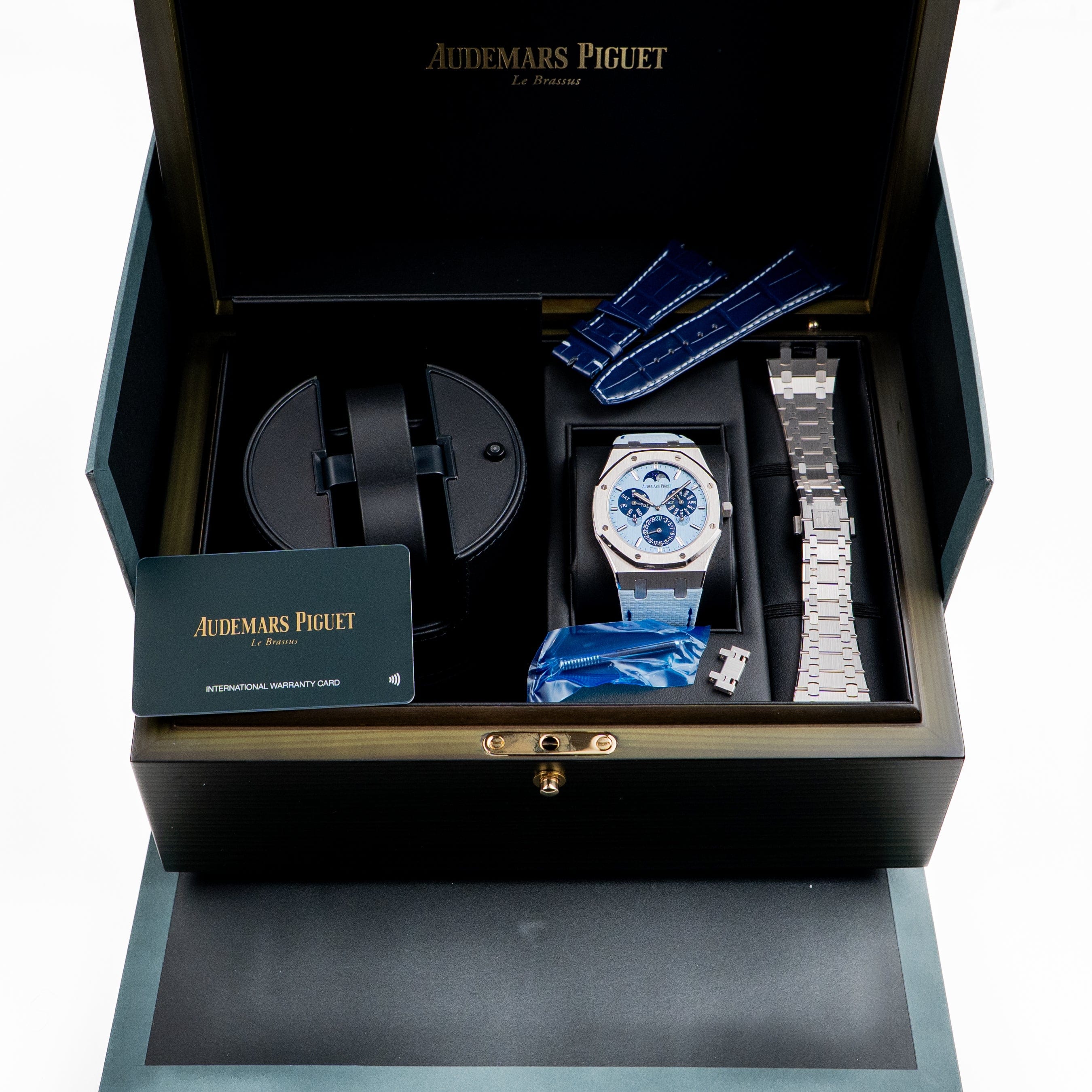 ちーぽん様♡ロイヤルブルー Audemars Piguet Royal Oak 26586TI.OO.1240TI.01 Limited Edition