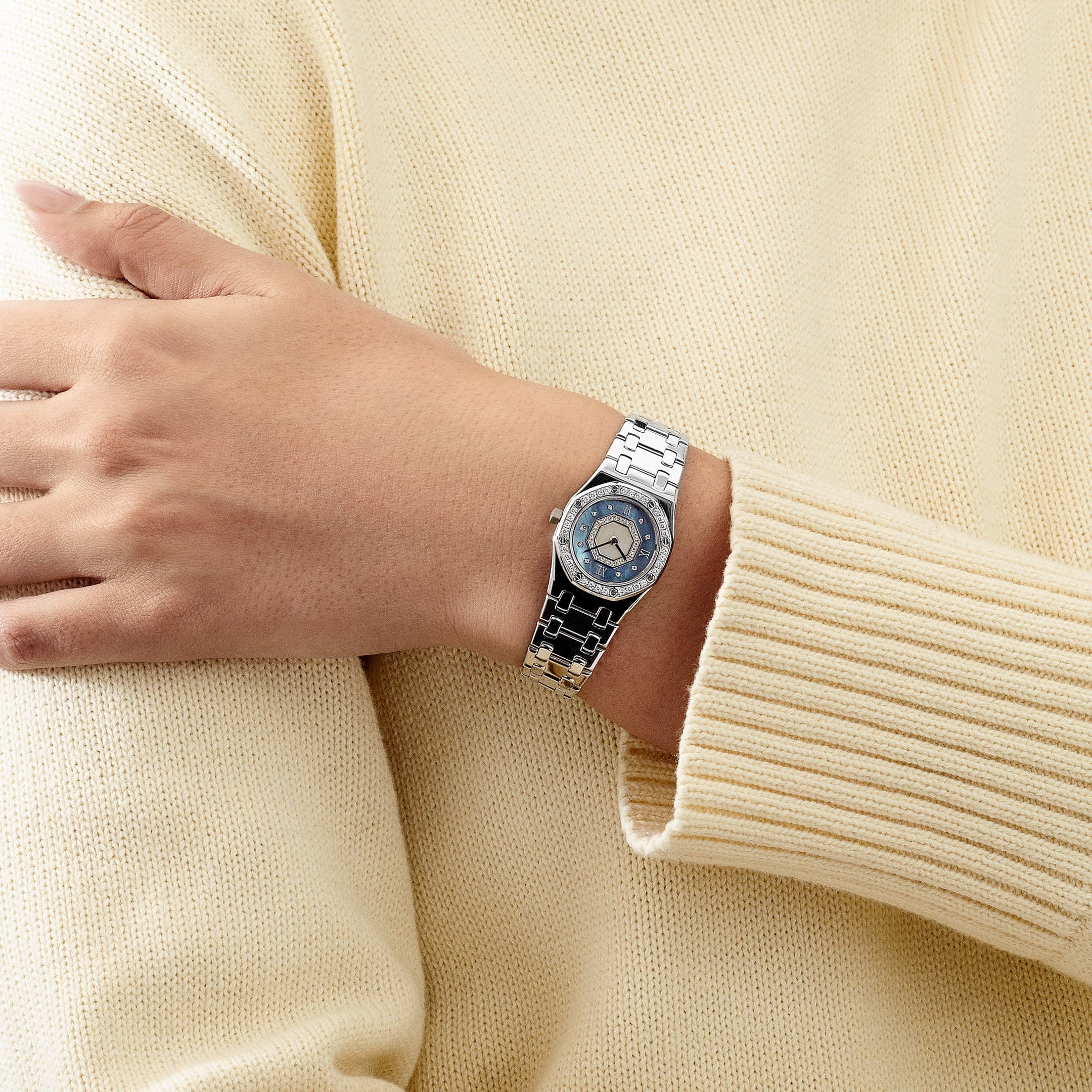 Audemars Piguet Royal Oak 67371BC/093 'Ladies' White Gold Blue Mother of Pearl Diamond Dial Diamond Bezel Quartz (2002)