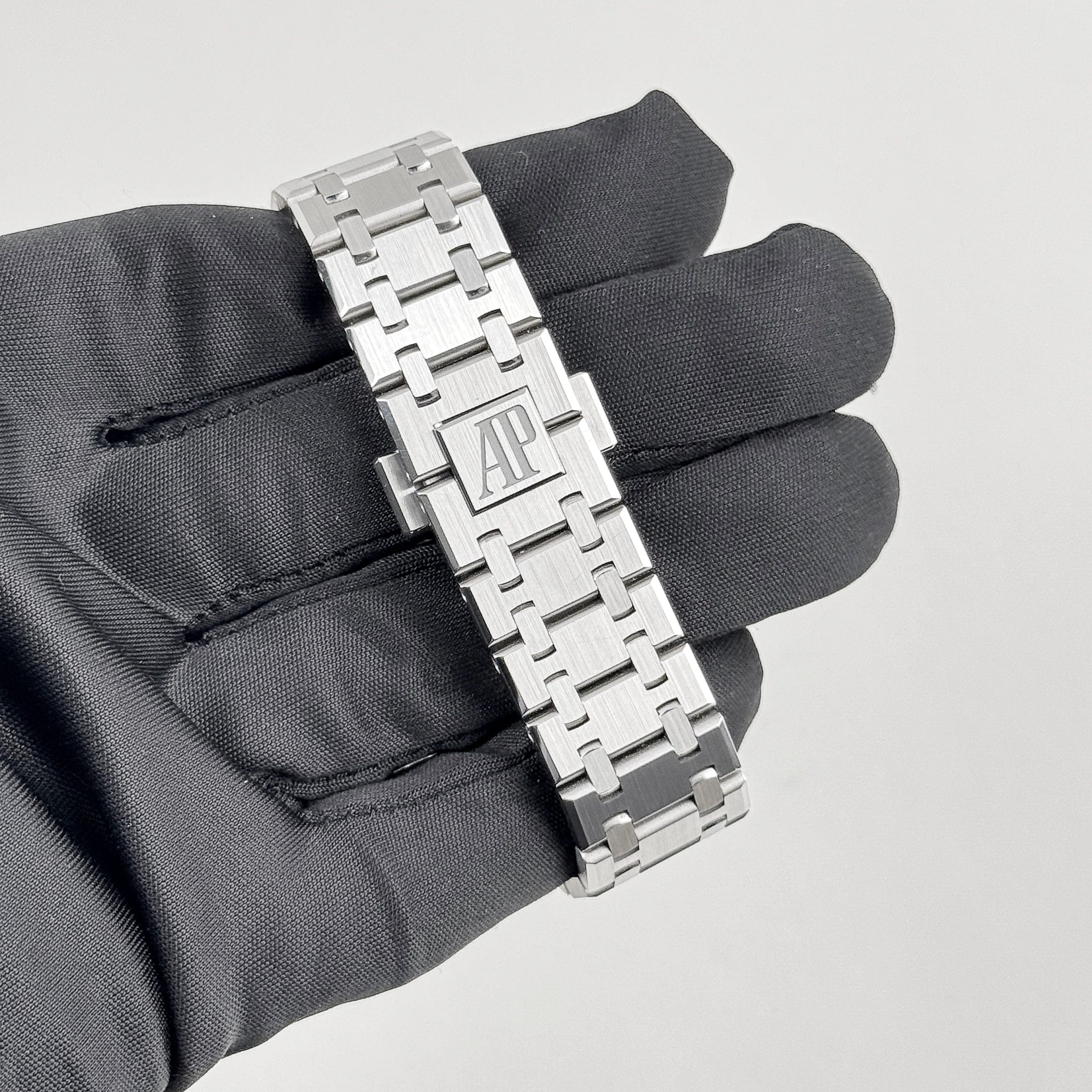 Audemars Piguet Royal Oak 77450ST.OO.1361.ST.01 ‘50th Anniversary’ Stainless Steel Silver-Toned Dial (2022)