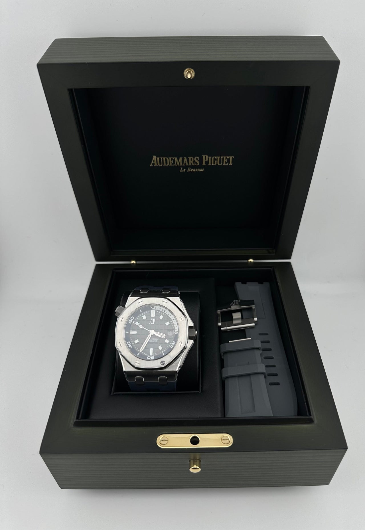 Audemars Piguet Royal Oak Offshore 15720ST.OO.A009CA.01 Diver Stainless Steel Grey Dial (2023)