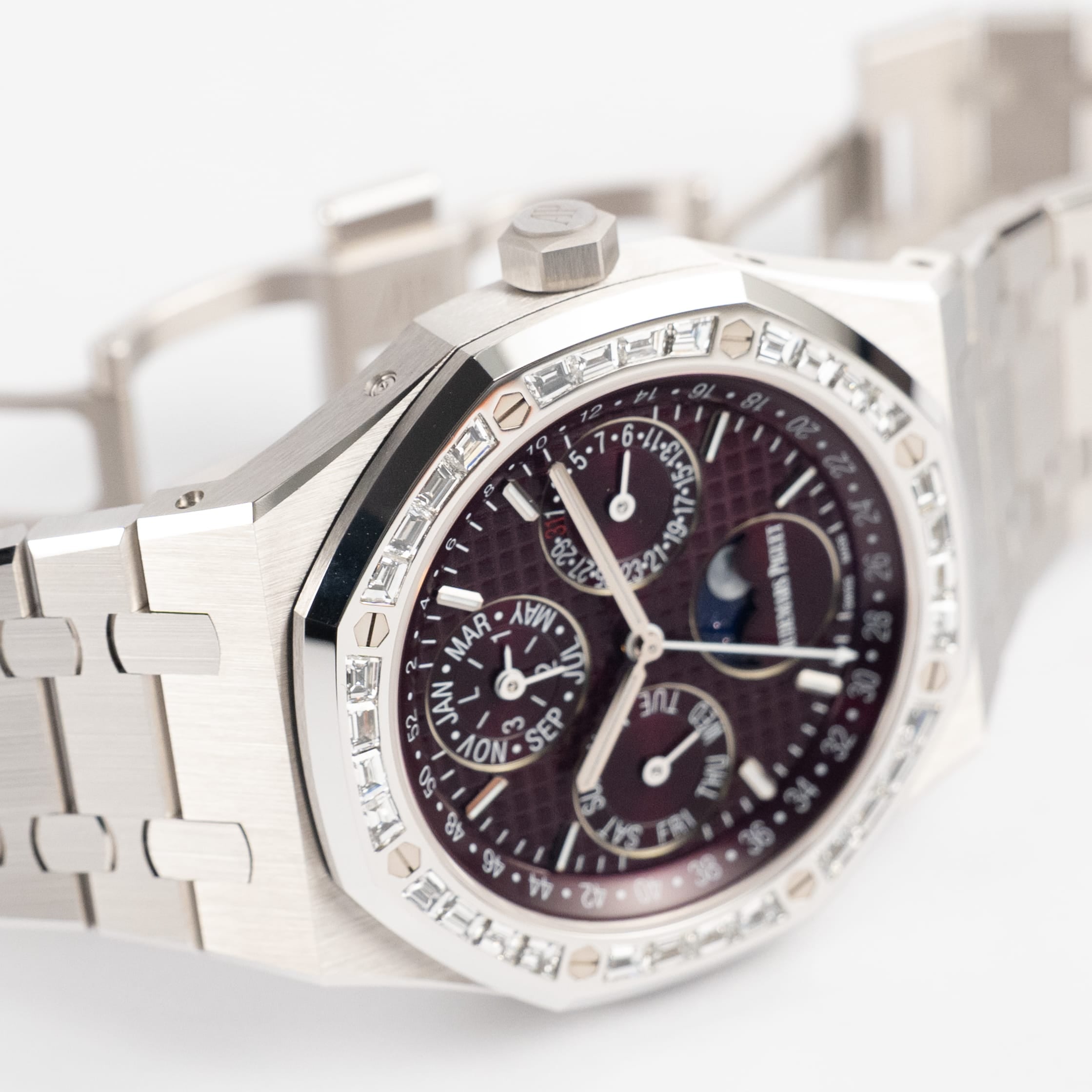 Audemars Piguet Royal Oak Perpetual Calendar 26598BC.ZZ.1220BC.01 'Qatar Edition' White Gold Burgundy Dial Diamond Bezel (2025)
