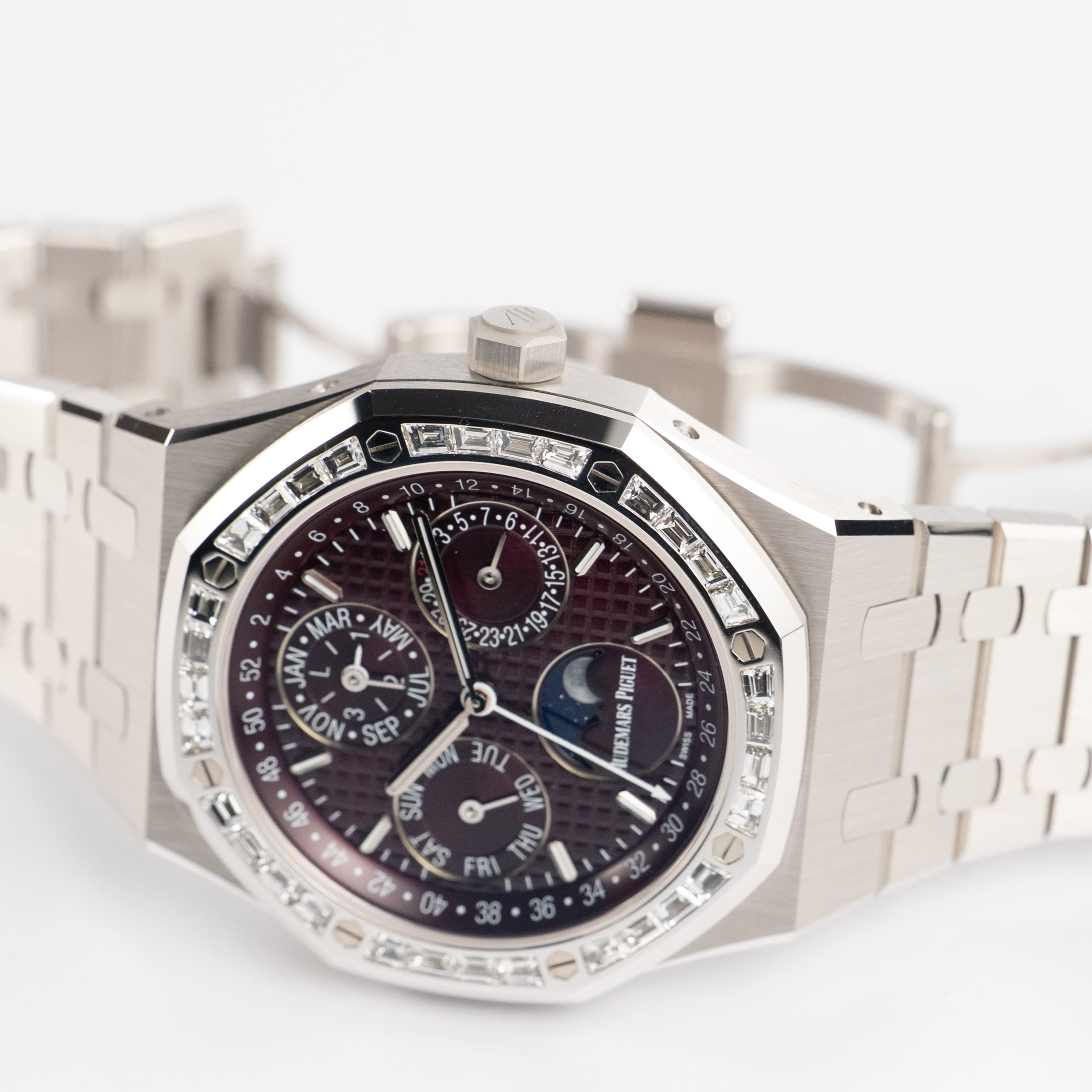 Audemars Piguet Royal Oak Perpetual Calendar 26598BC.ZZ.1220BC.01 'Qatar Edition' White Gold Burgundy Dial Diamond Bezel (2025)