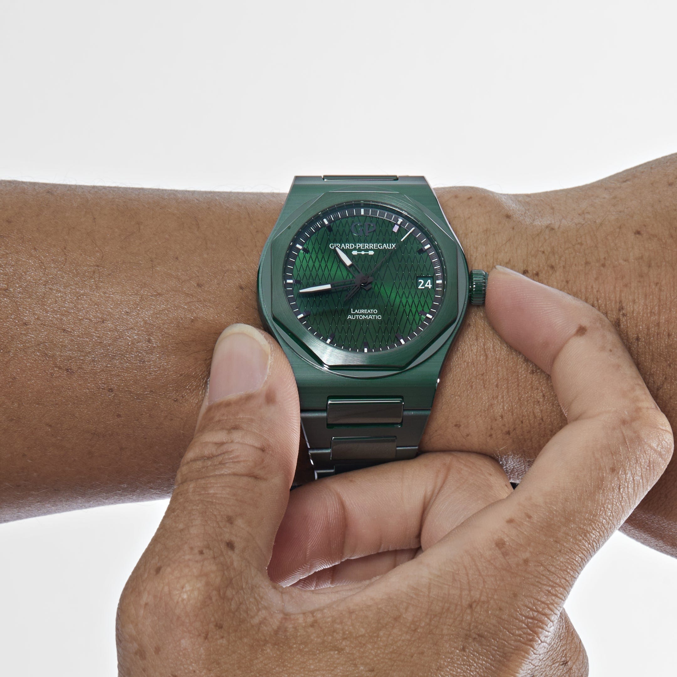 Girard Perregaux Laureato 81010-32-3081-1CX Ceramic Green Dial