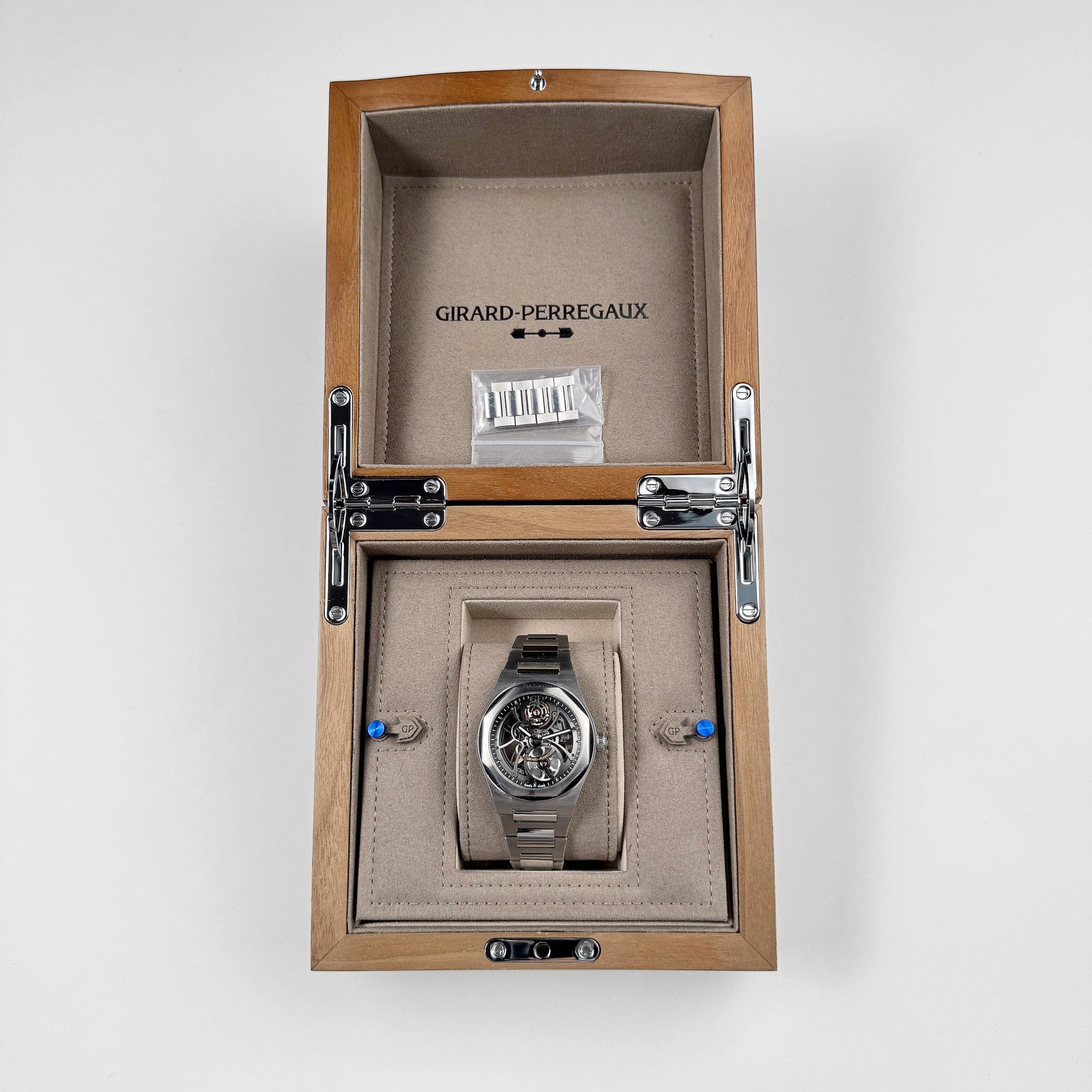 Girard Perregaux Laureato Skeleton 81015-11-001-11A Stainless Steel