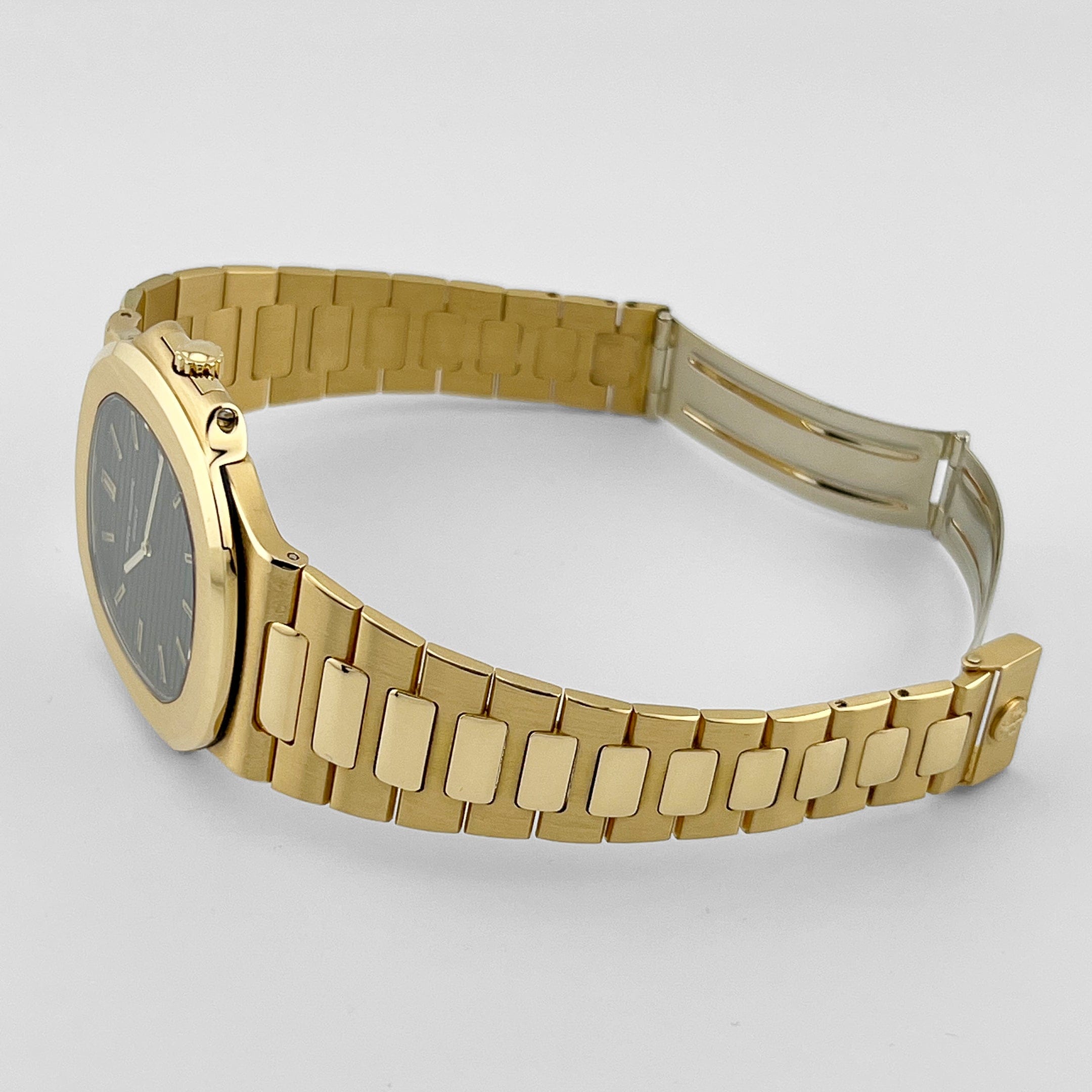 Patek Philippe Nautilus 3700/11 Vintage Yellow Gold Black Ribbed Dial (1983)