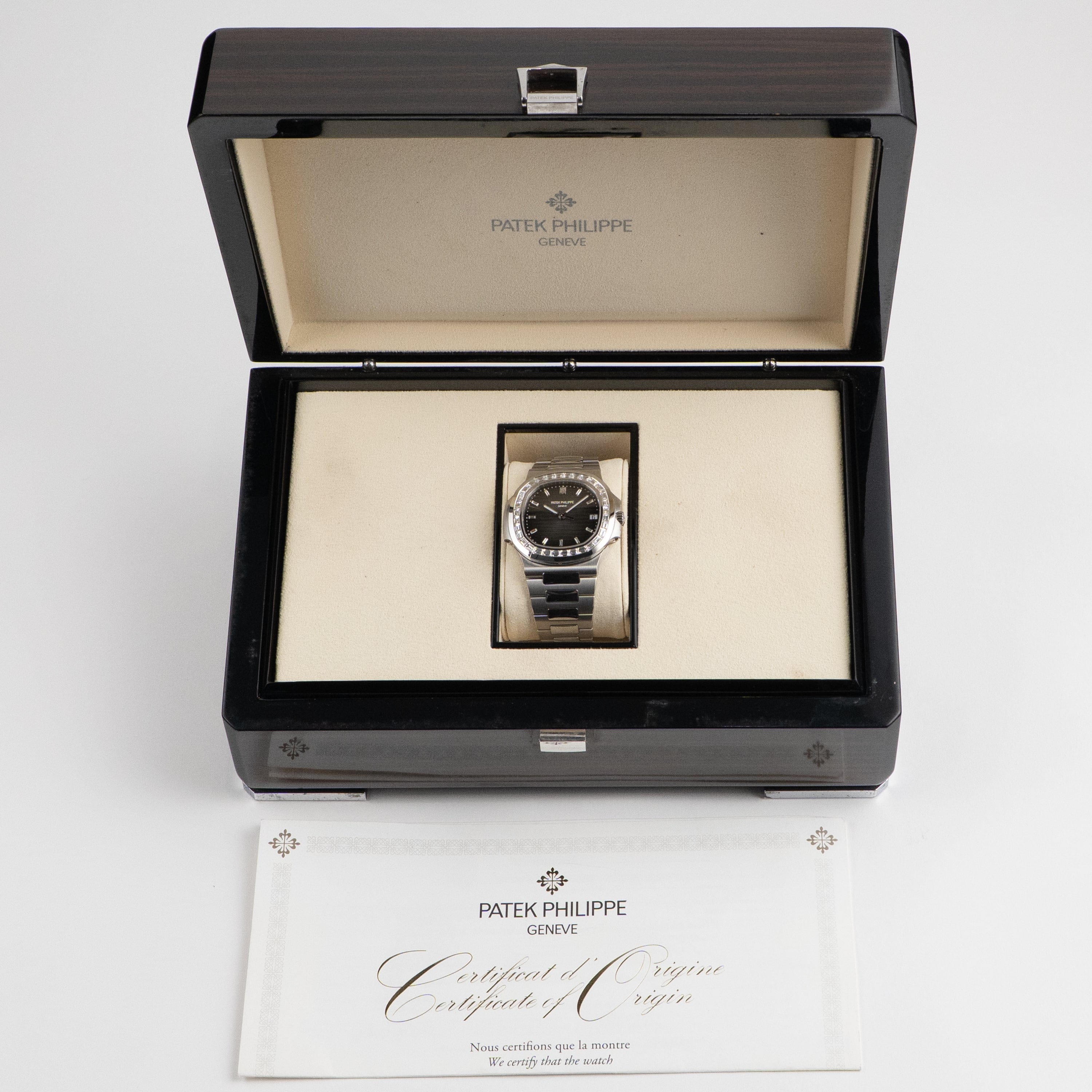 Patek Philippe Nautilus 5711/110P-001 Platinum Grey Diamond Baguette Dial Diamond Baguette Bezel (2021)