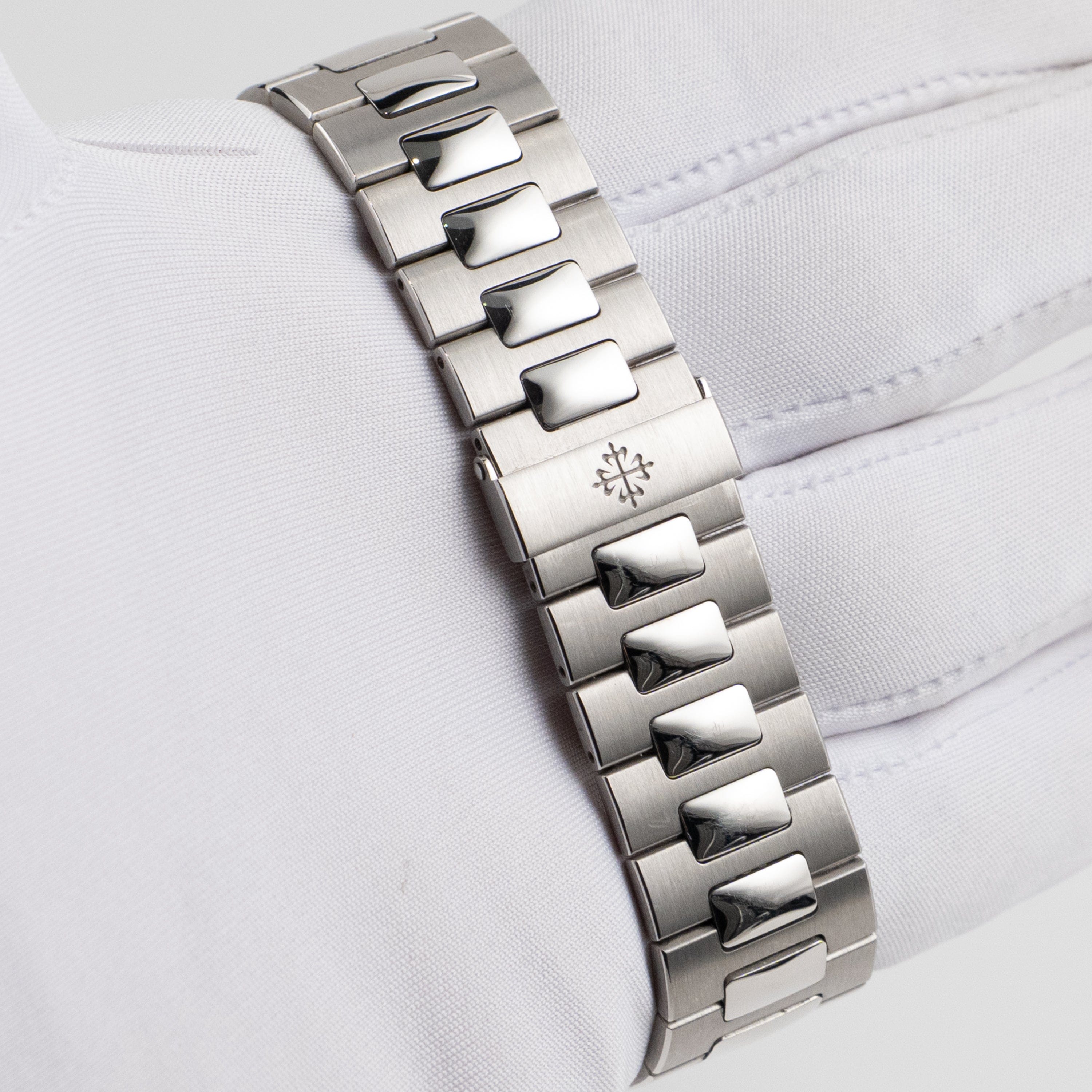 Patek Philippe Nautilus 5711/110P-001 Platinum Grey Diamond Baguette Dial Diamond Baguette Bezel (2021)