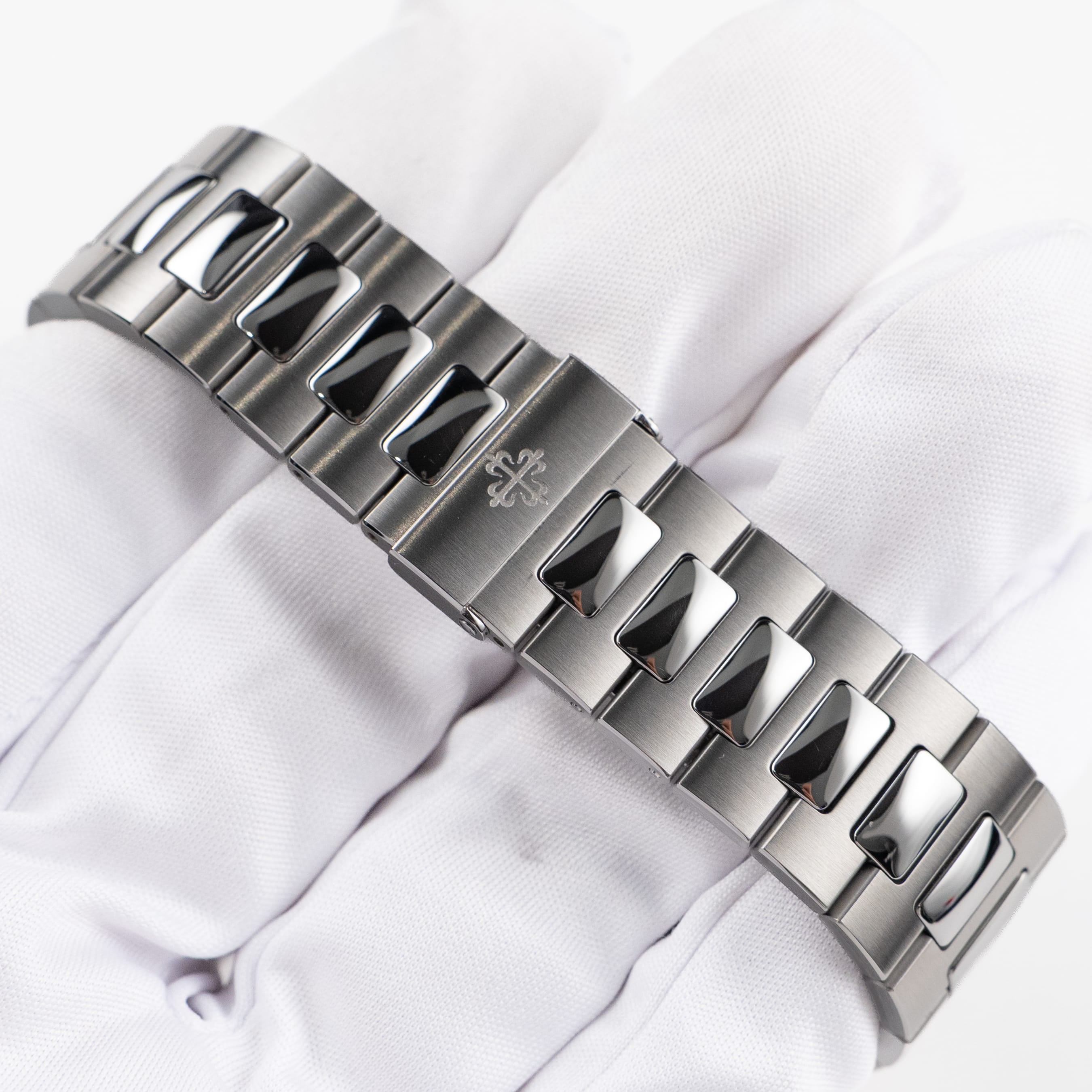 Patek Philippe Nautilus 5712/1A-001 Moon Phases Stainless Steel Blue Dial (2022)