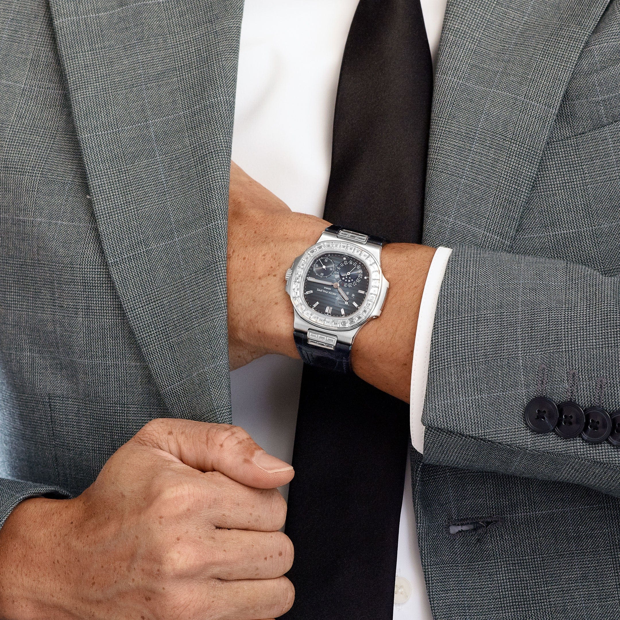 Patek Philippe Nautilus 5724G-001 White Gold Blue Diamond Dial Diamond Bezel (2017)