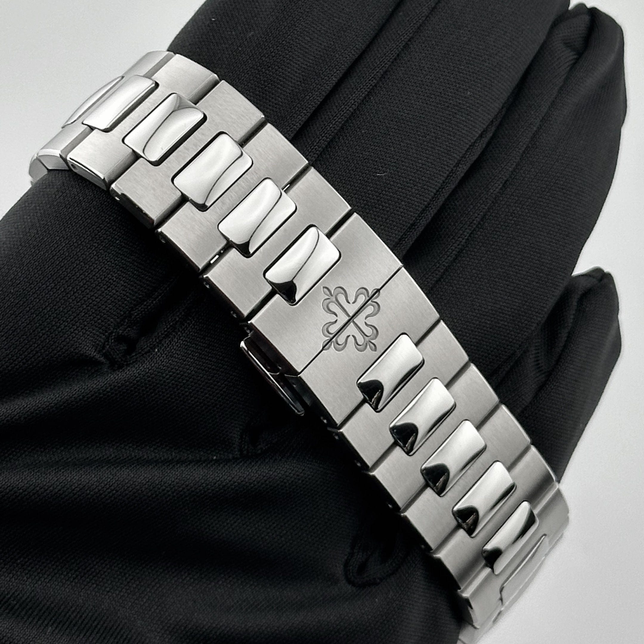 Patek Philippe Nautilus 5726/1A-014 Annual Calendar Stainless Steel Blue Dial (2022)