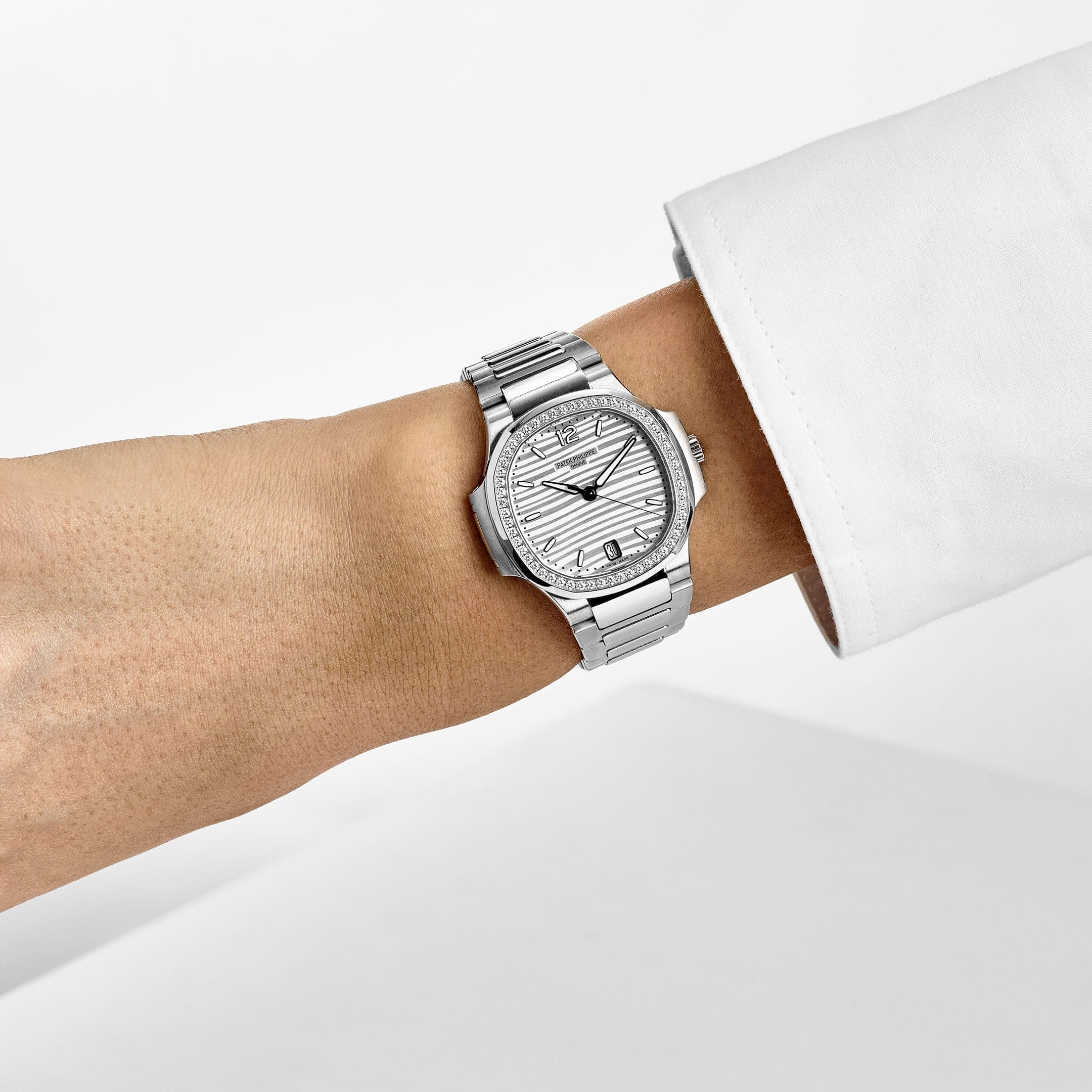 Patek Philippe Nautilus 7118/1200A-010 'Ladies' Stainless Steel Silver Dial Diamond Bezel (2024)