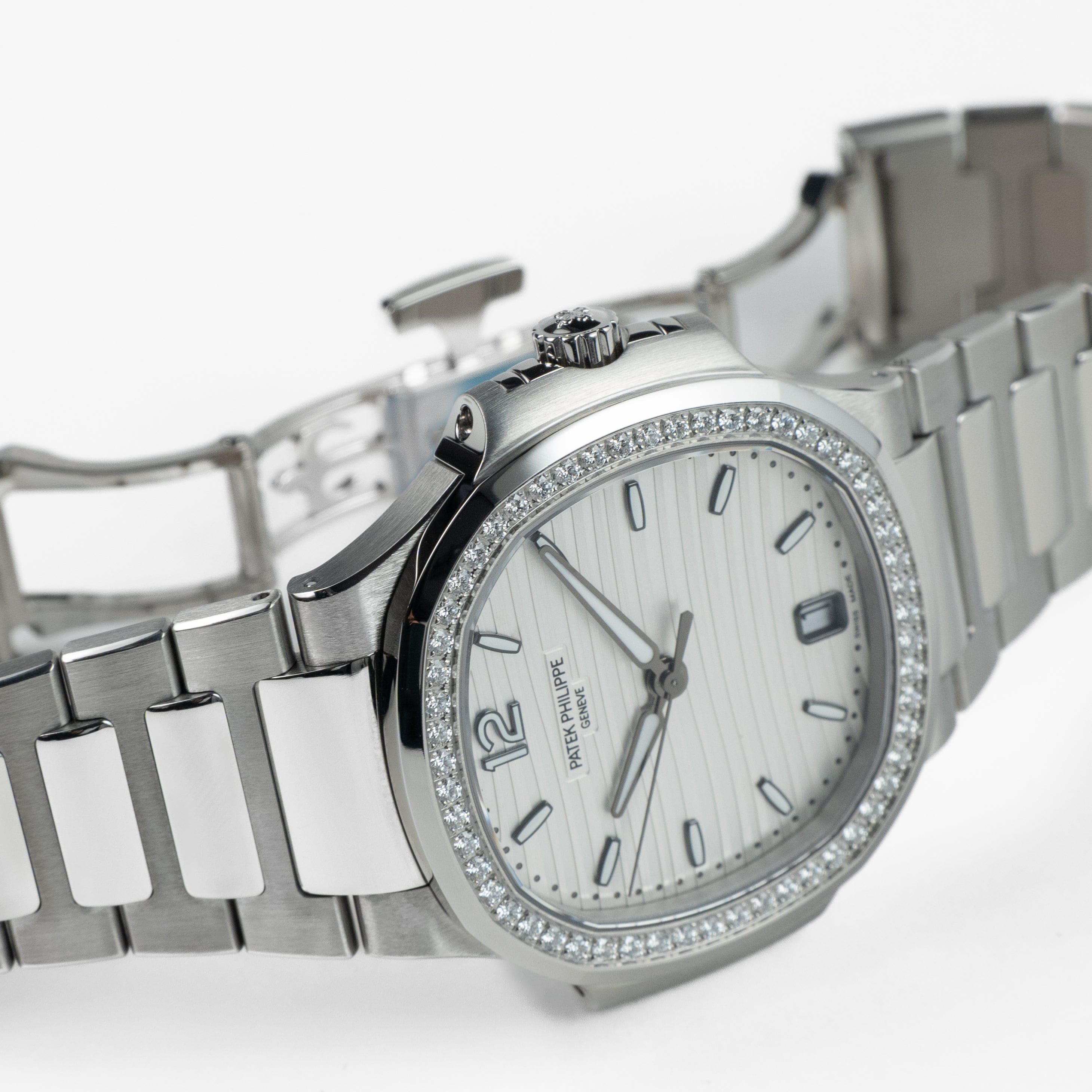 Patek Philippe Nautilus 7118/1200A-010 'Ladies' Stainless Steel Silver Dial Diamond Bezel (2024)