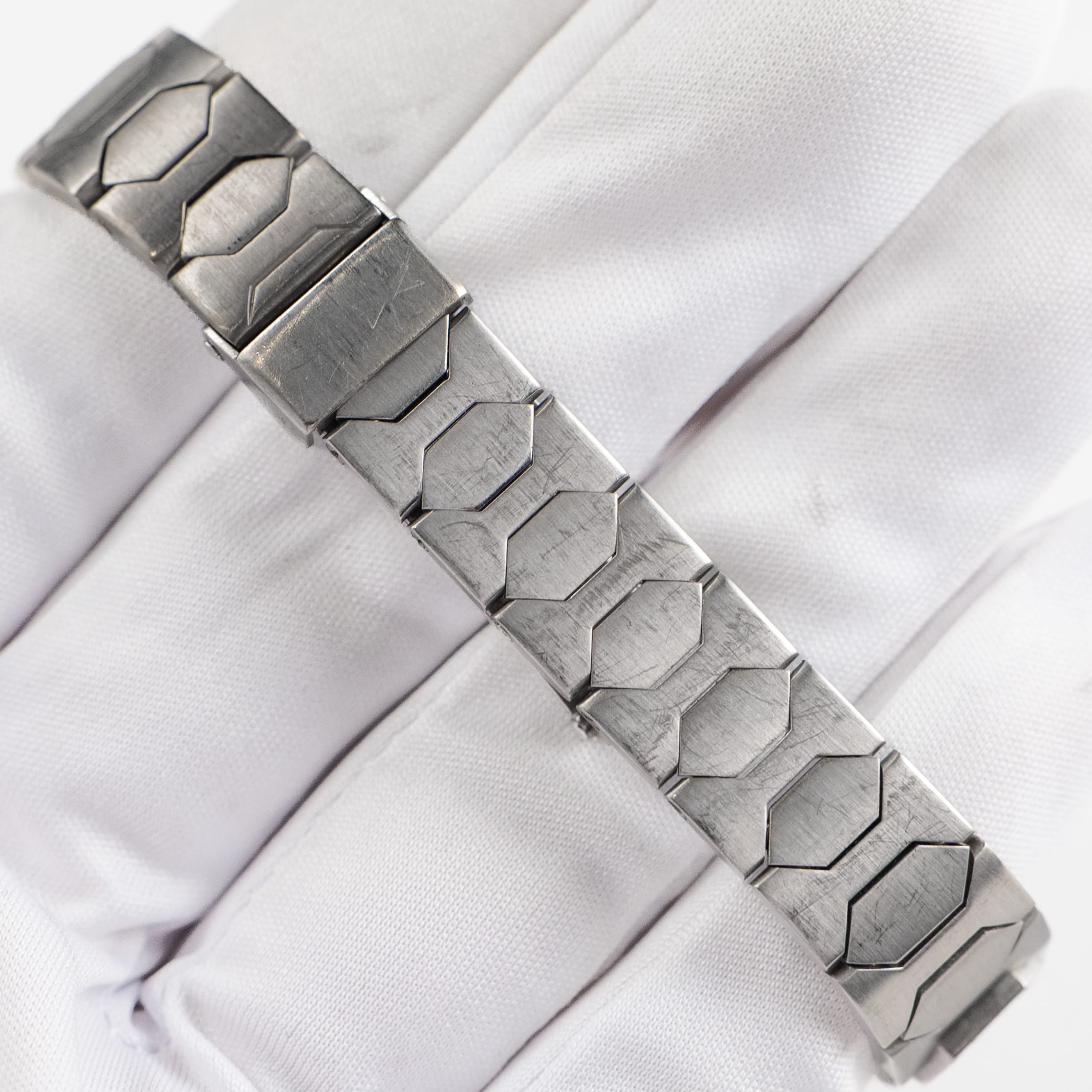 Vacheron Constantin '222' 60501 'Ladies' White Gold Diamond-Set Silver Dial Quartz