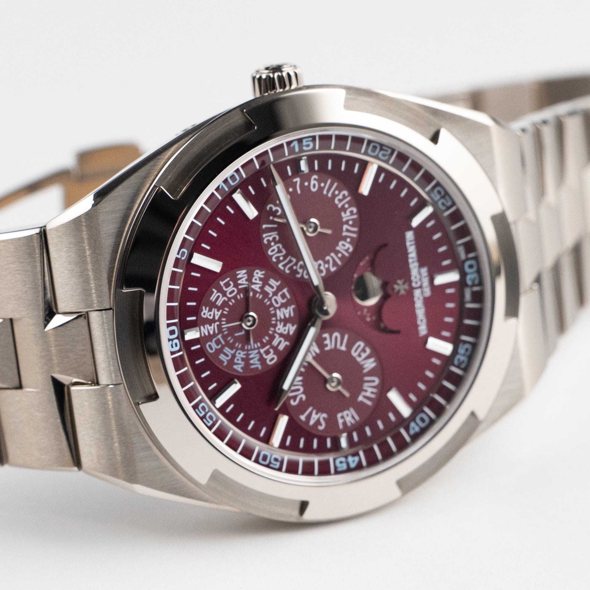 Vacheron Constantin Overseas 4300V/220G-H151 Perpetual Calendar Ultra-Thin White Gold Burgundy Dial