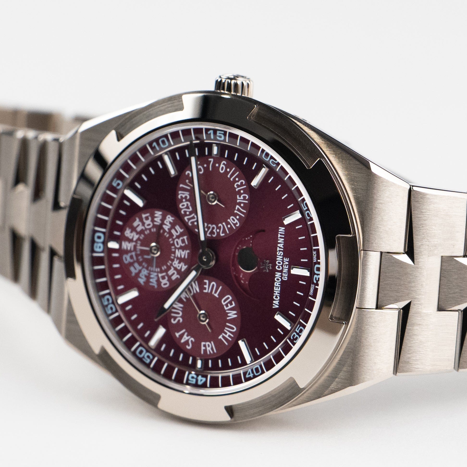 Vacheron Constantin Overseas 4300V/220G-H151 Perpetual Calendar Ultra-Thin White Gold Burgundy Dial
