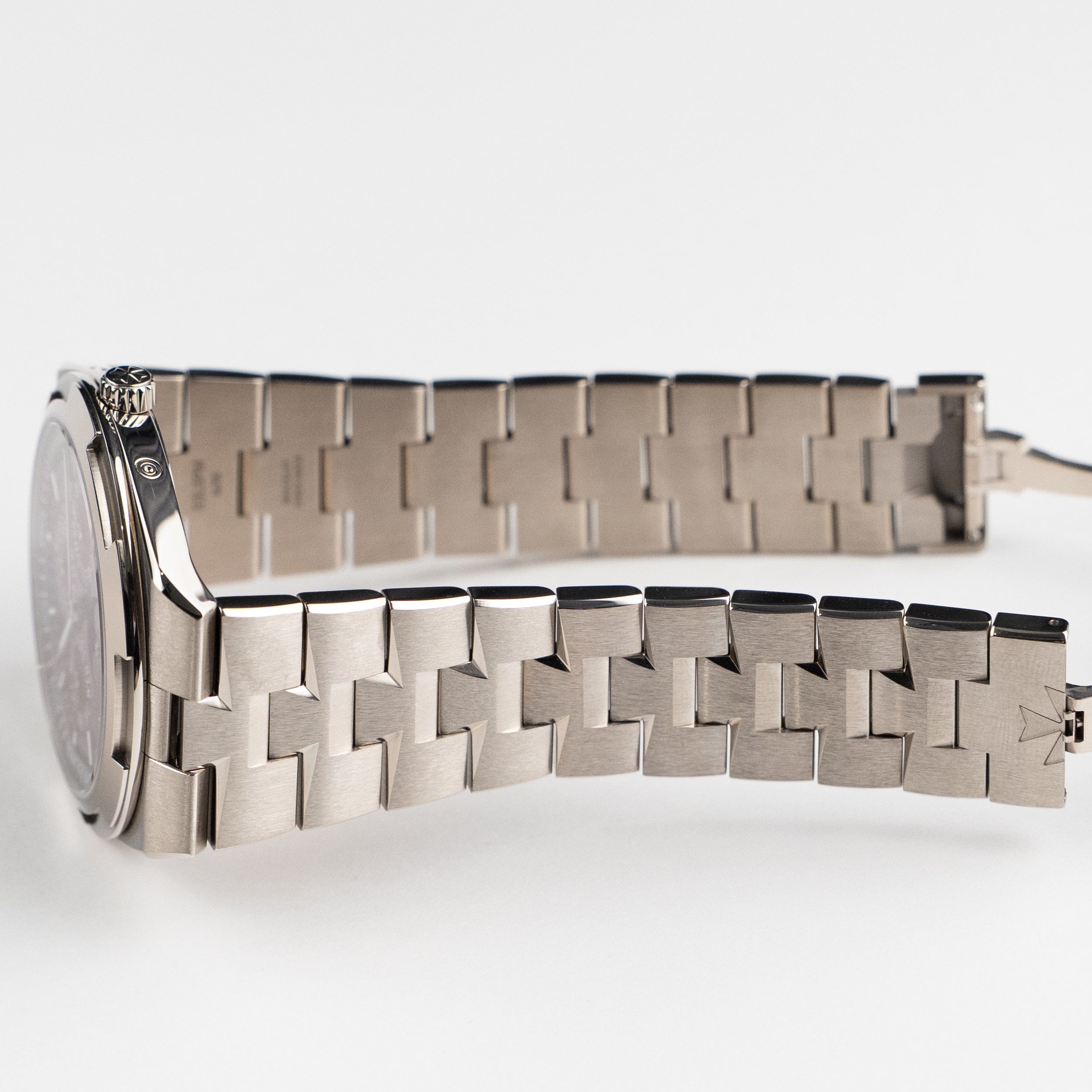 Vacheron Constantin Overseas 4300V/220G-H151 Perpetual Calendar Ultra-Thin White Gold Burgundy Dial