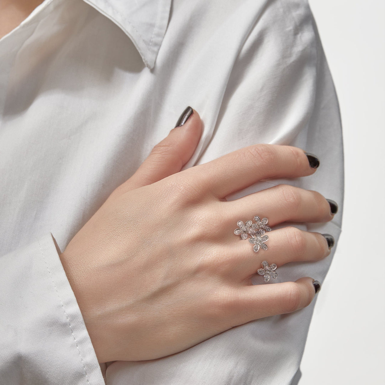 Van Cleef & Arpels Socrate Between the Finger Ring